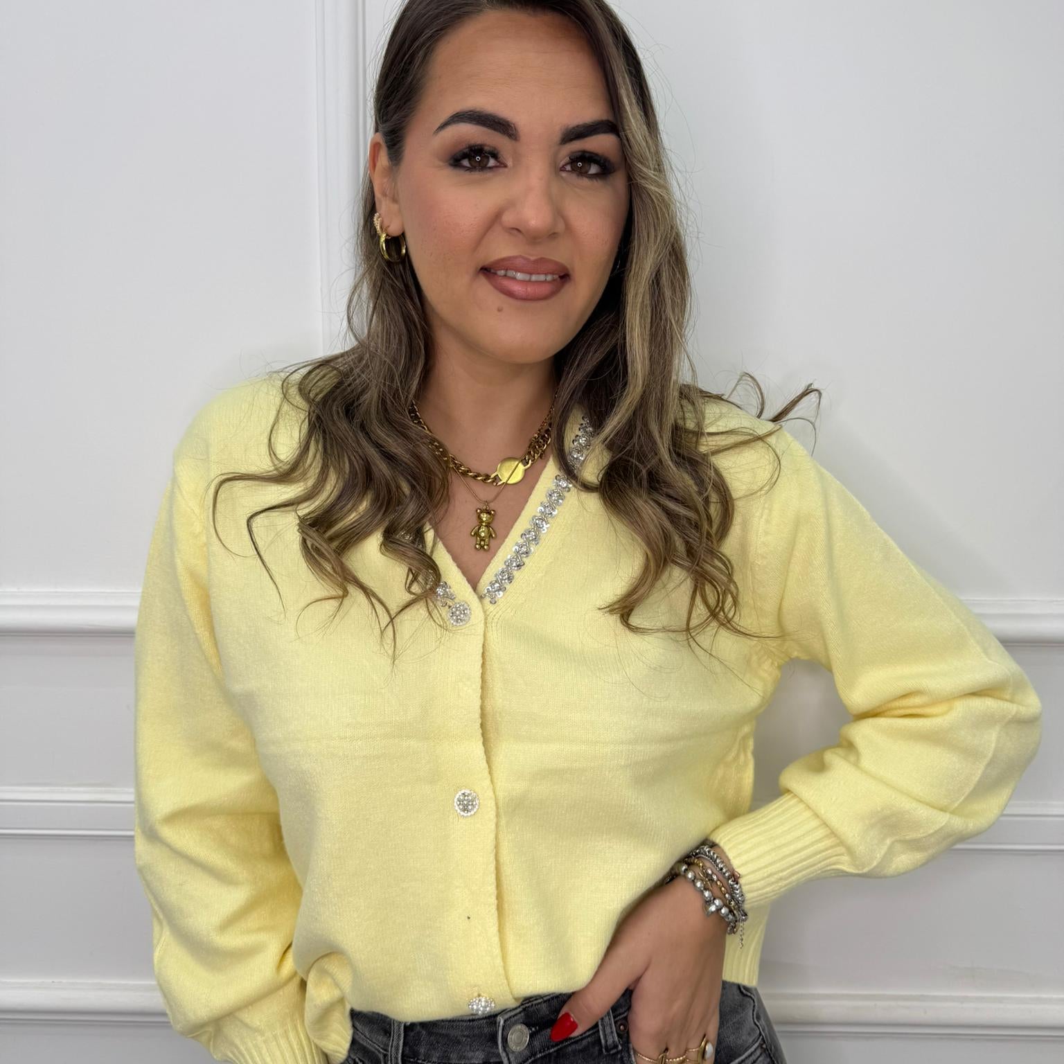 Cardigan con bottoni gioiello e collo particolare