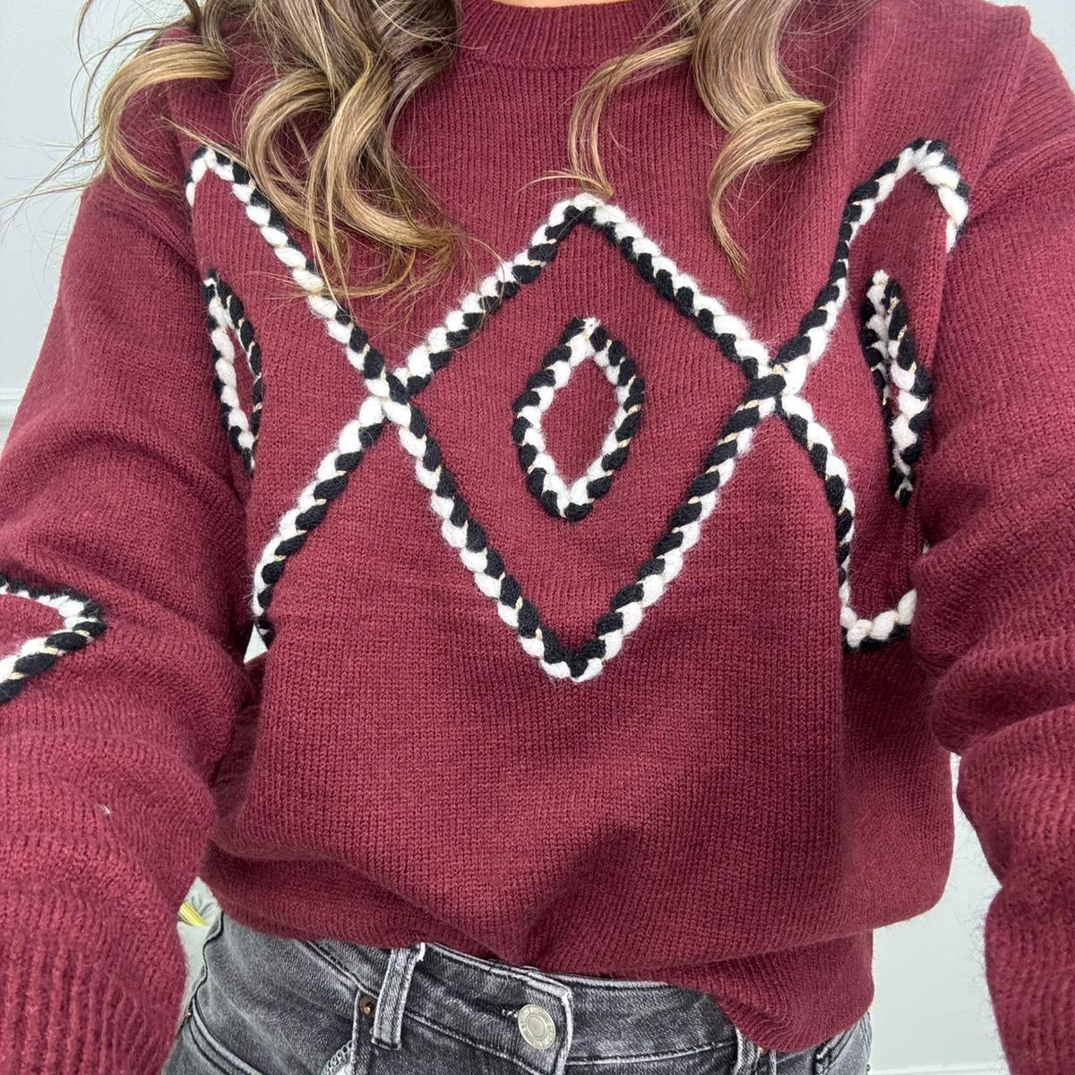 Maglione con rombi ricamati