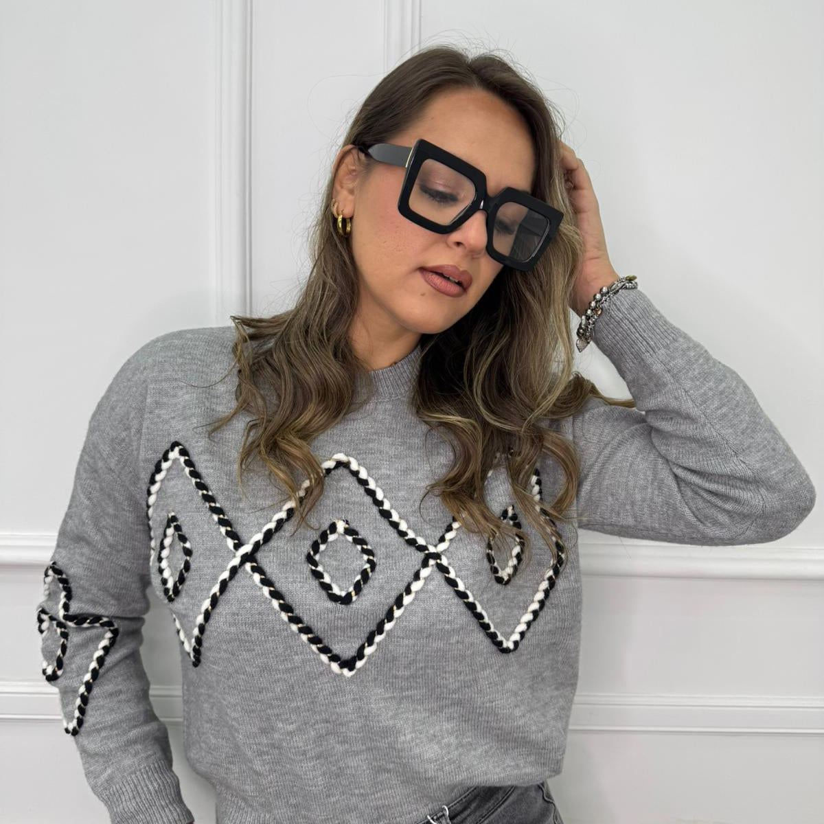 Maglione con rombi ricamati