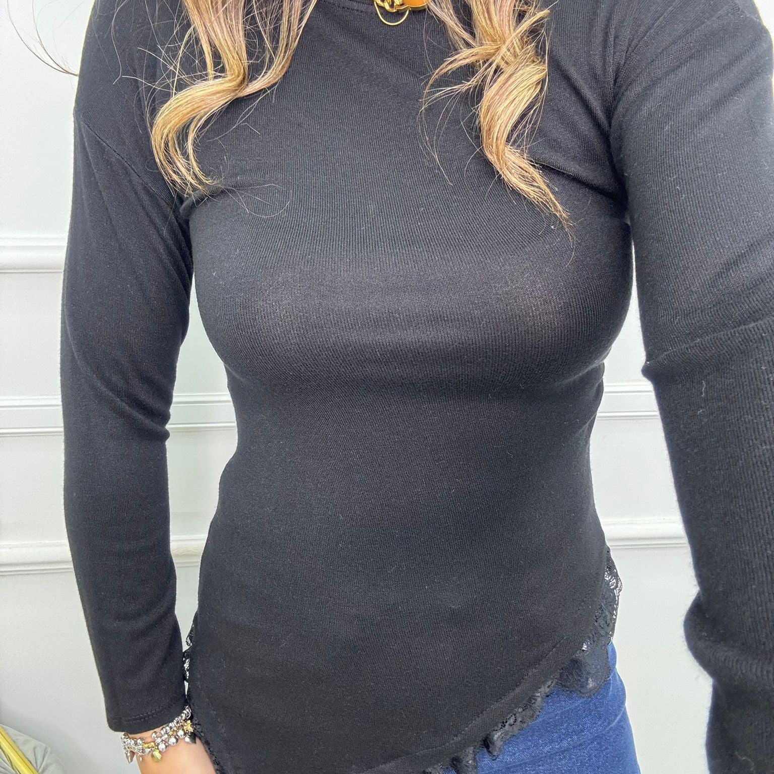 Maglia asimmetrica con merletto sotto