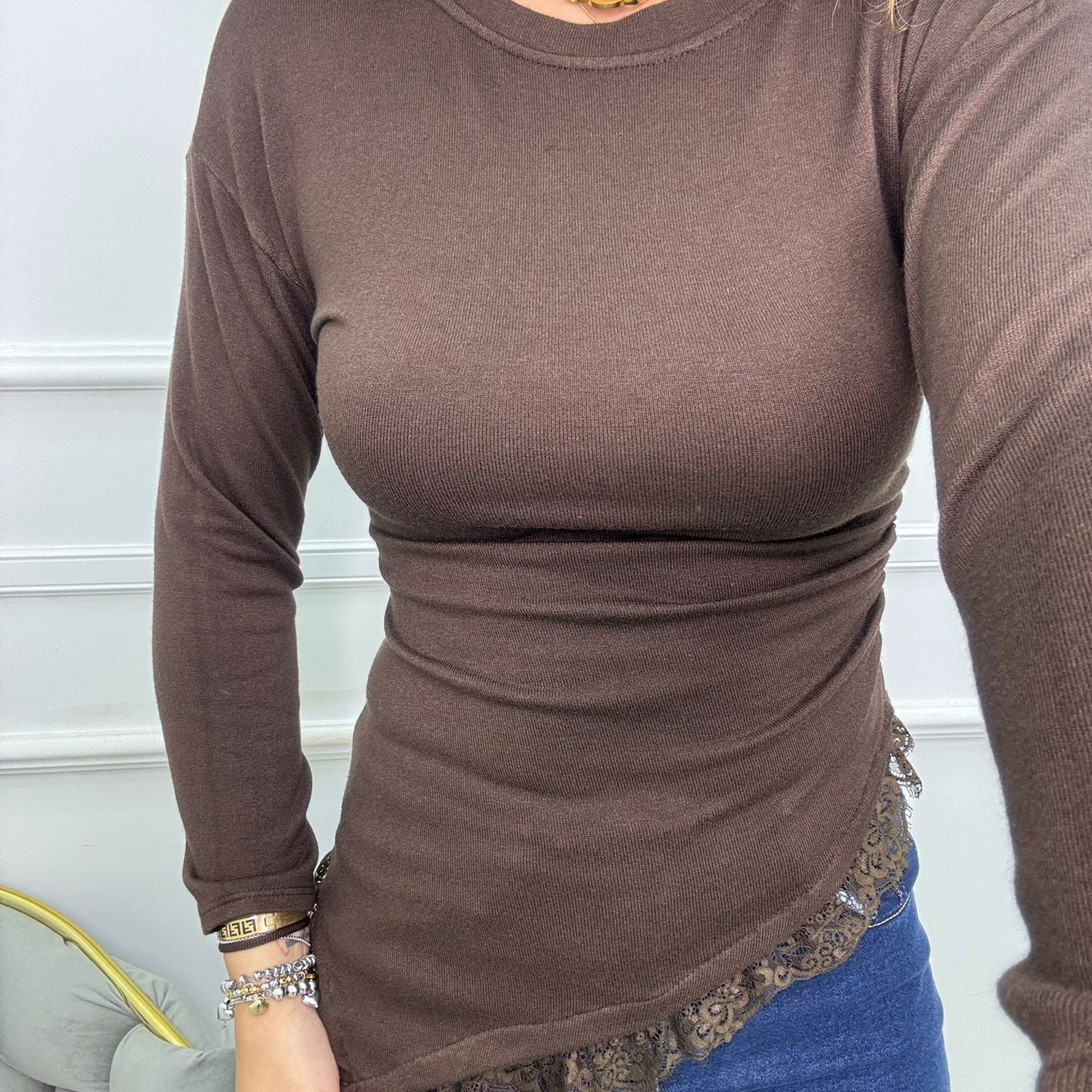 Maglia asimmetrica con merletto sotto