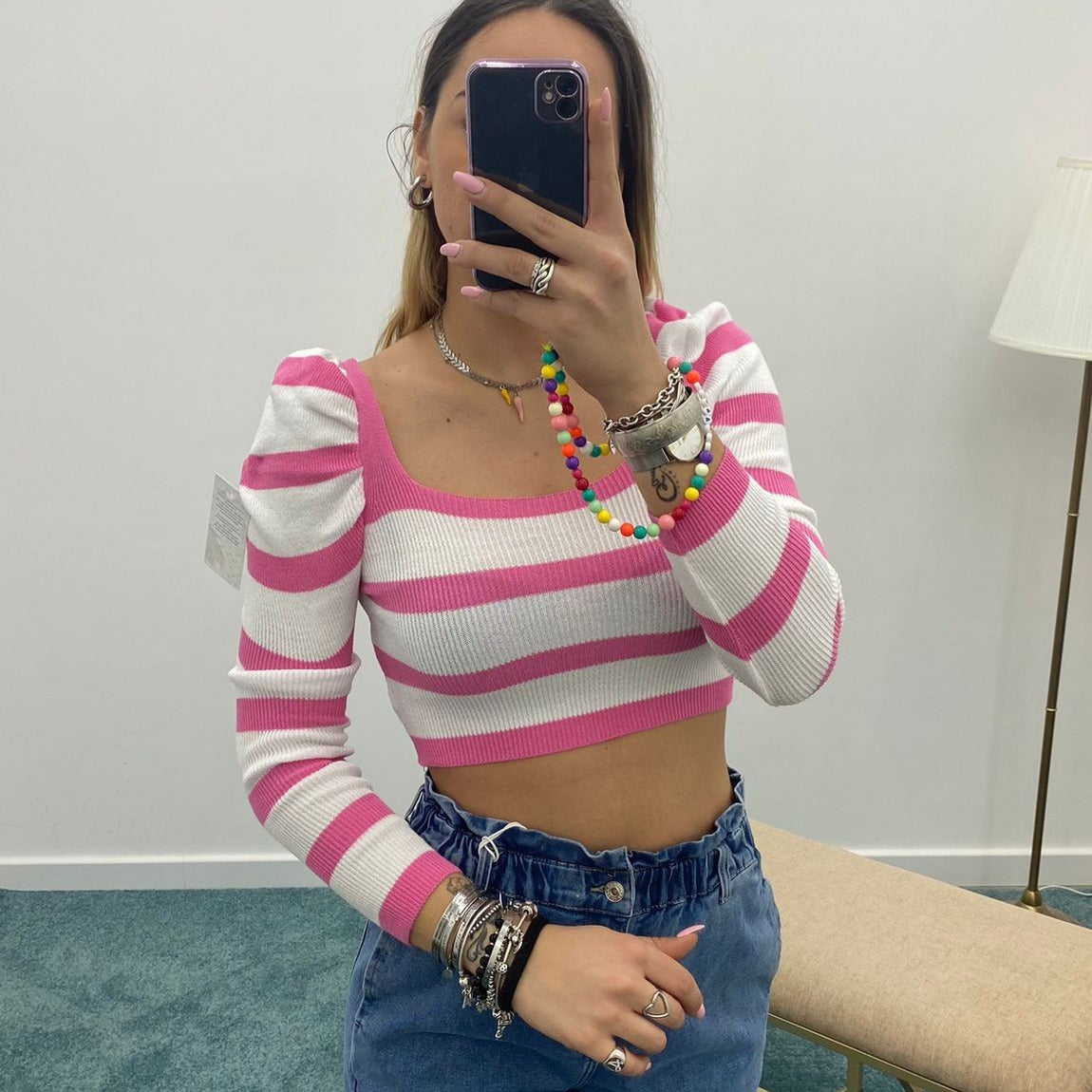 Maglia corta in filo a righe con manica a sbuffo