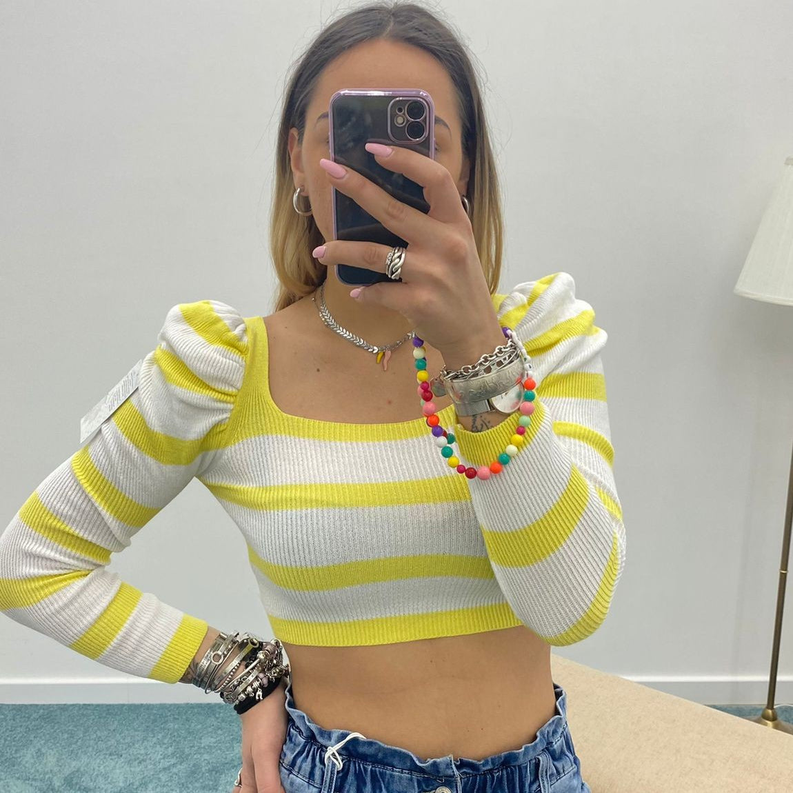 Maglia corta in filo a righe con manica a sbuffo