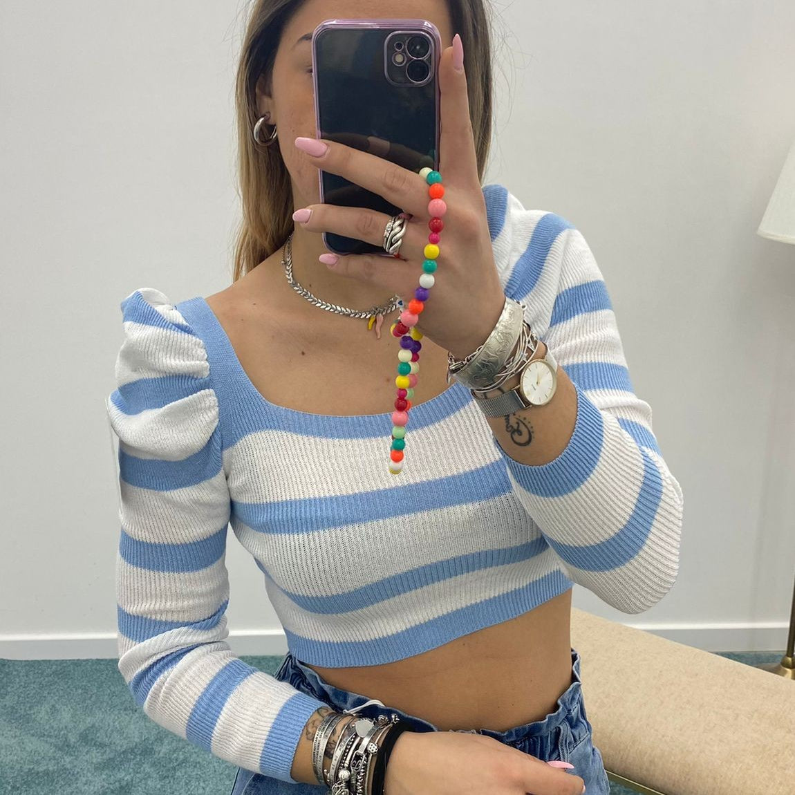 Maglia corta in filo a righe con manica a sbuffo