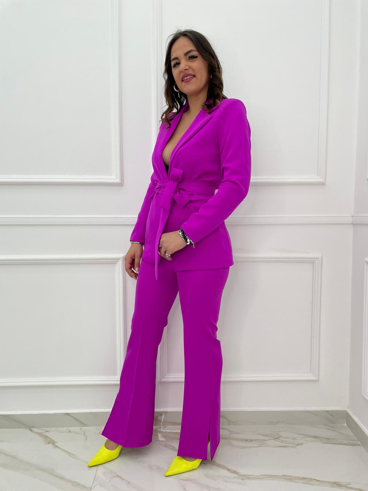 Tailleur tinta unita con giacca con cintura