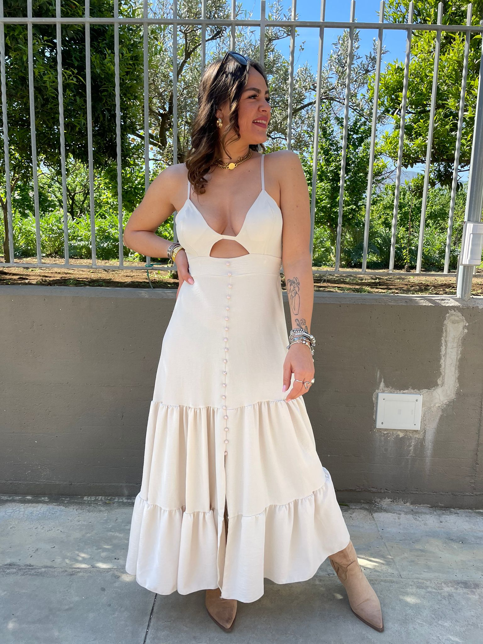 Vestito lungo con finti bottoncini e apertura avanti