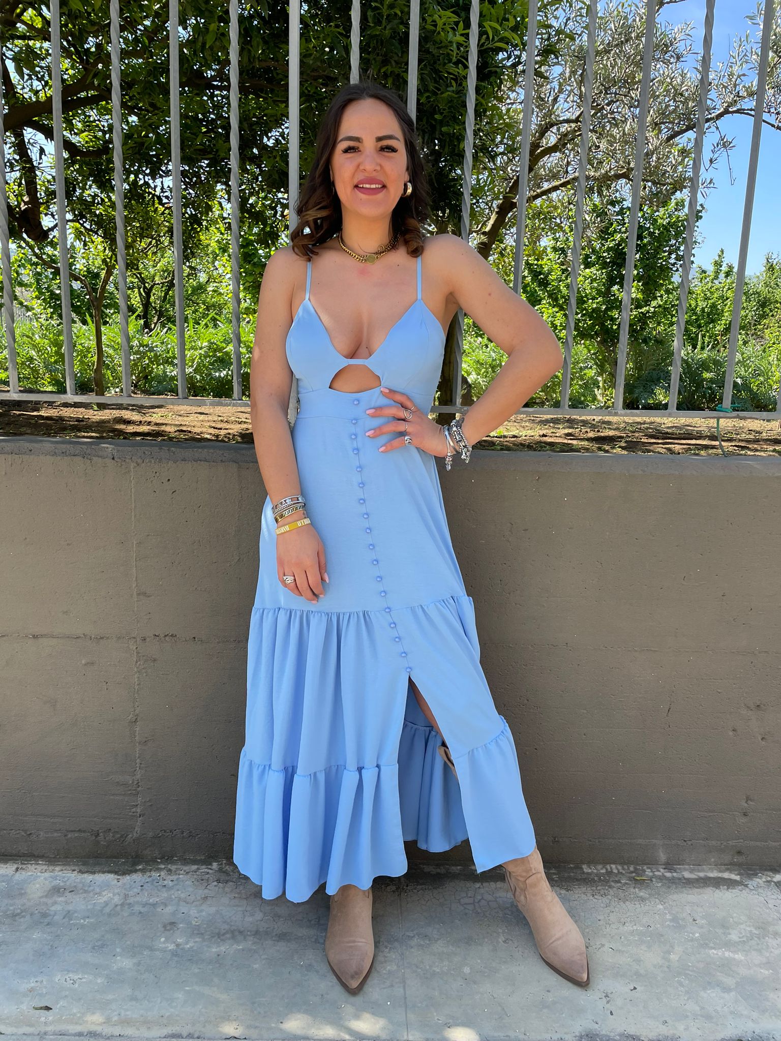 Vestito lungo con finti bottoncini e apertura avanti