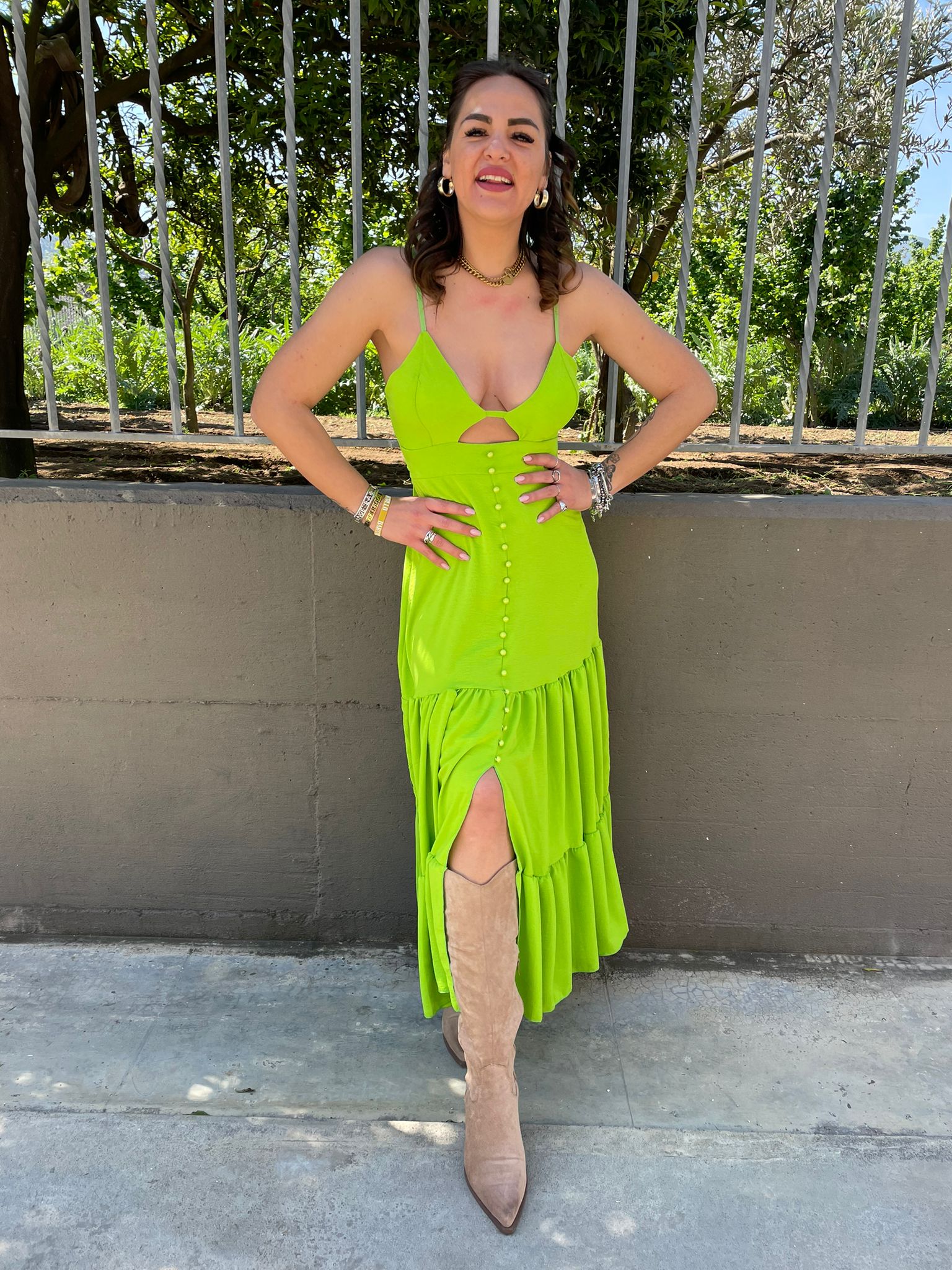 Vestito lungo con finti bottoncini e apertura avanti