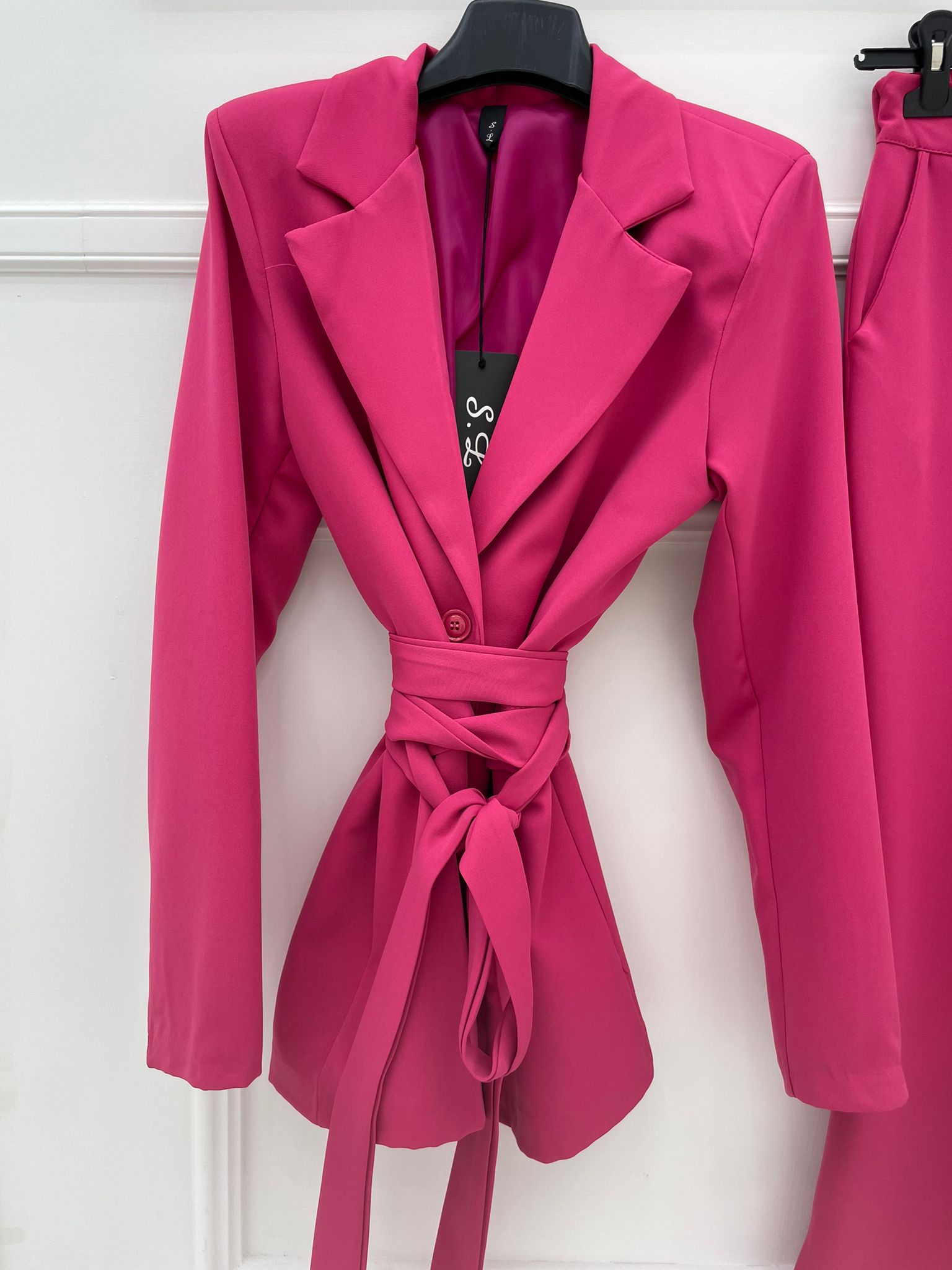 Tailleur tinta unita con giacca con cintura