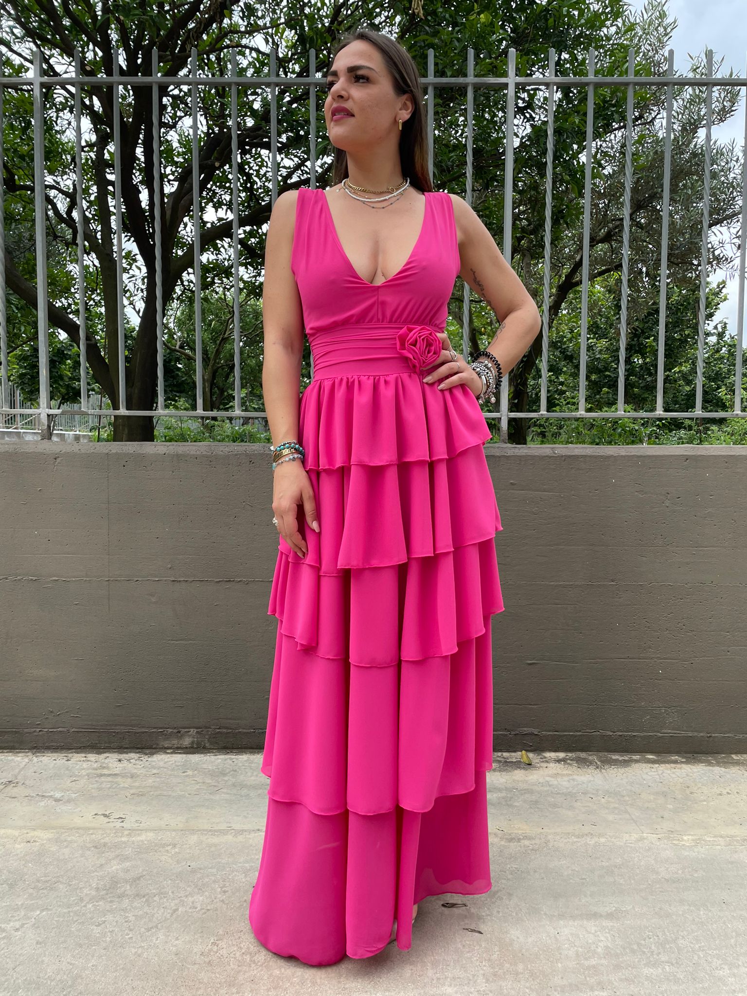 Vestito lungo con balze e applicazione fiore