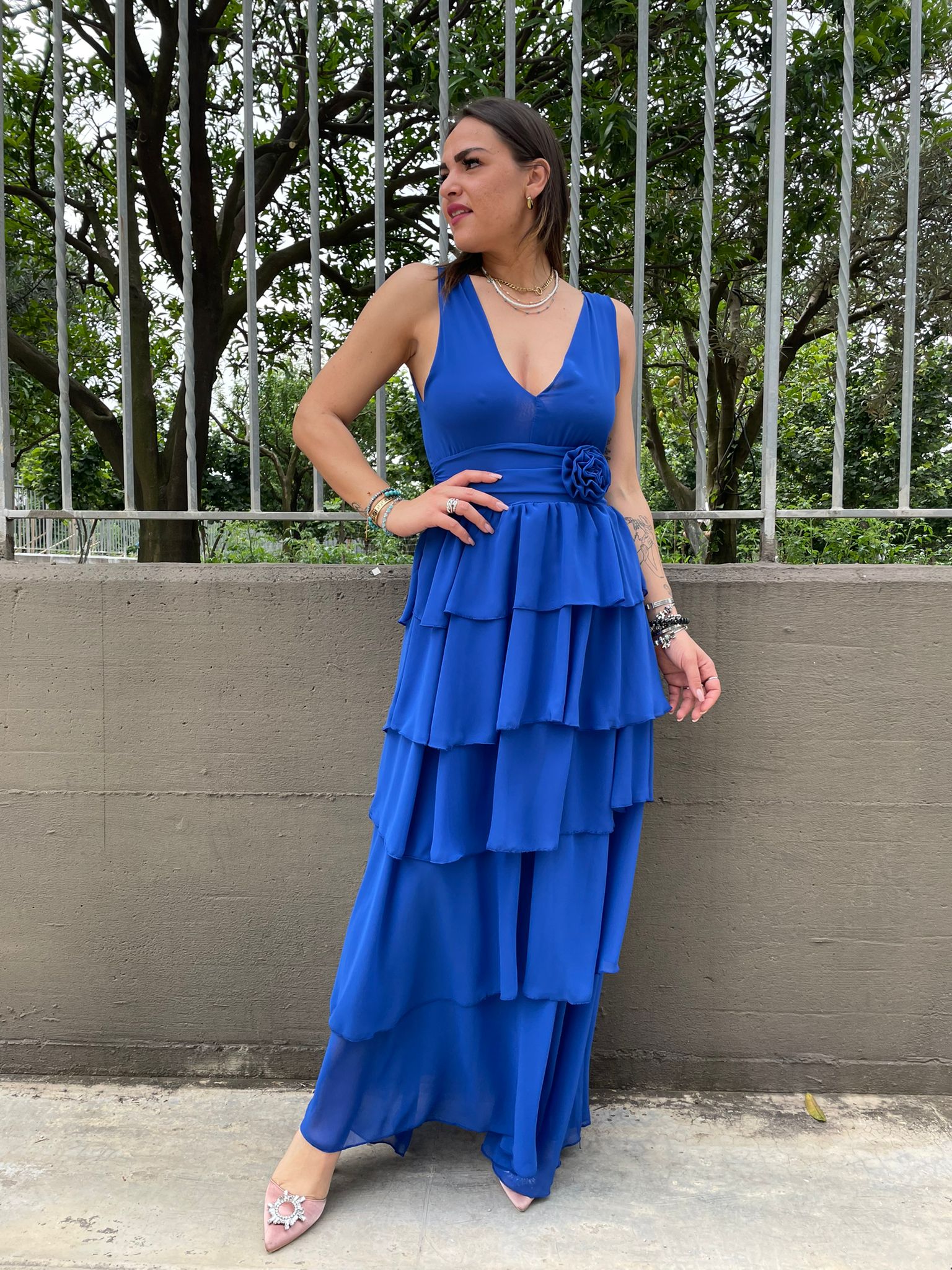 Vestito lungo con balze e applicazione fiore