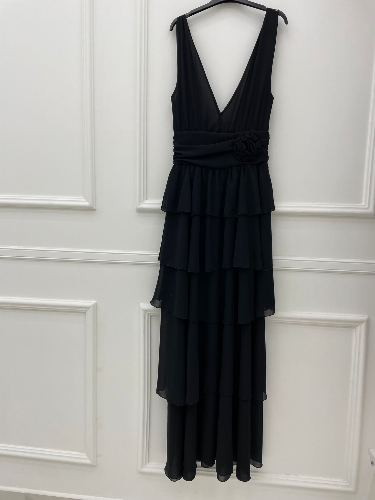 Vestito lungo con balze e applicazione fiore