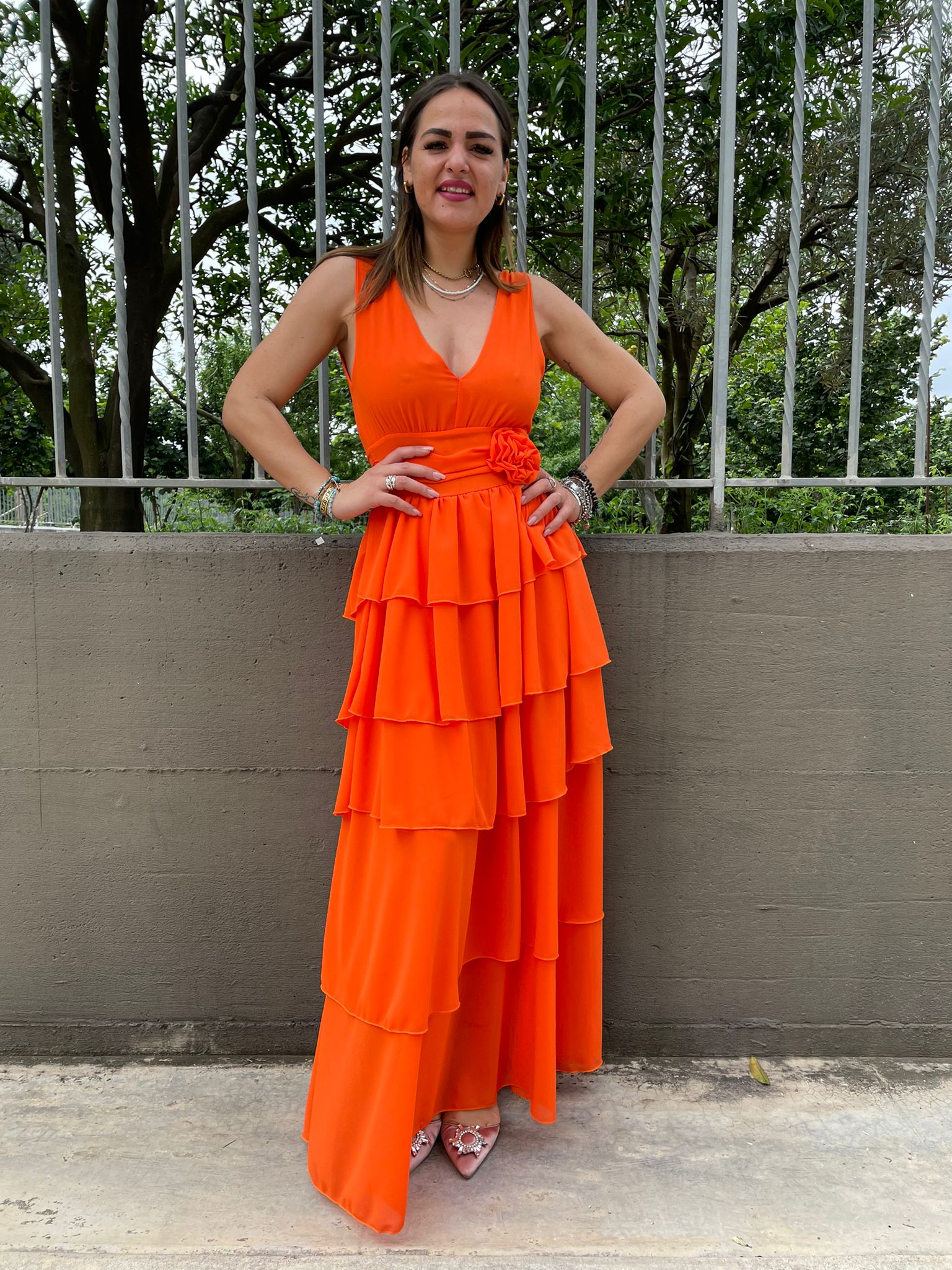 Vestito lungo con balze e applicazione fiore