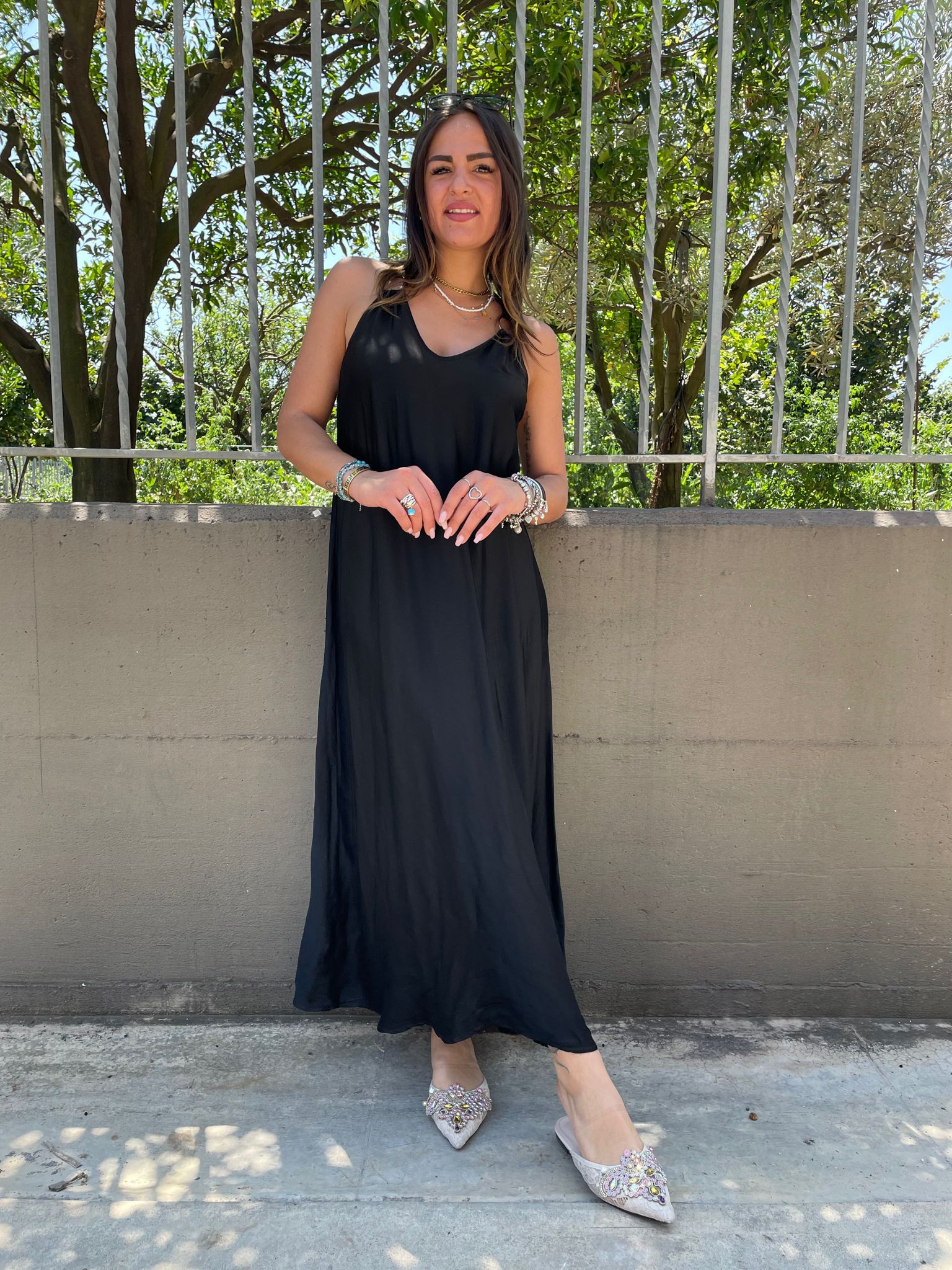 Vestito lungo effetto seta con anelli dietro