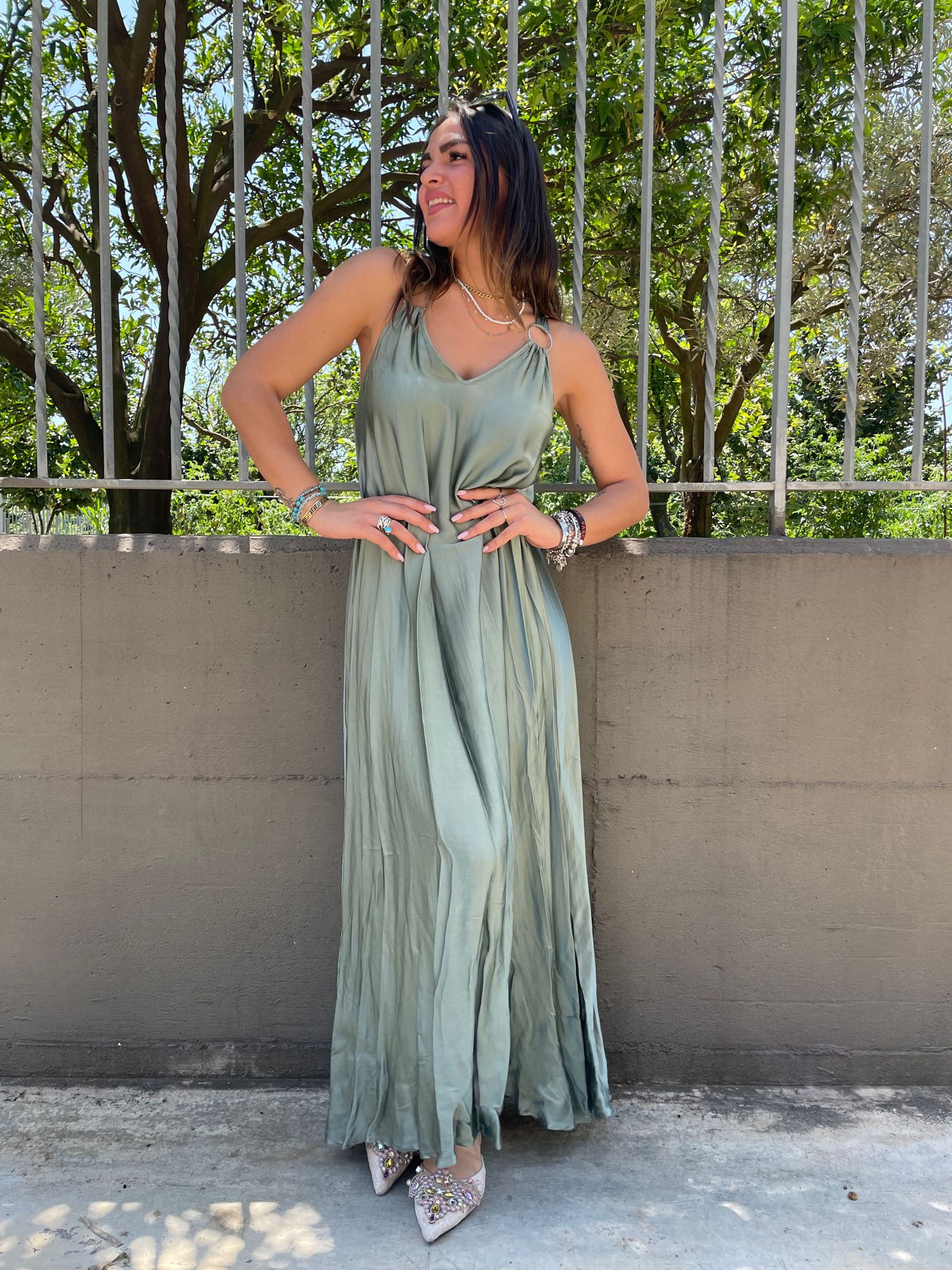 Vestito lungo effetto seta con anelli dietro