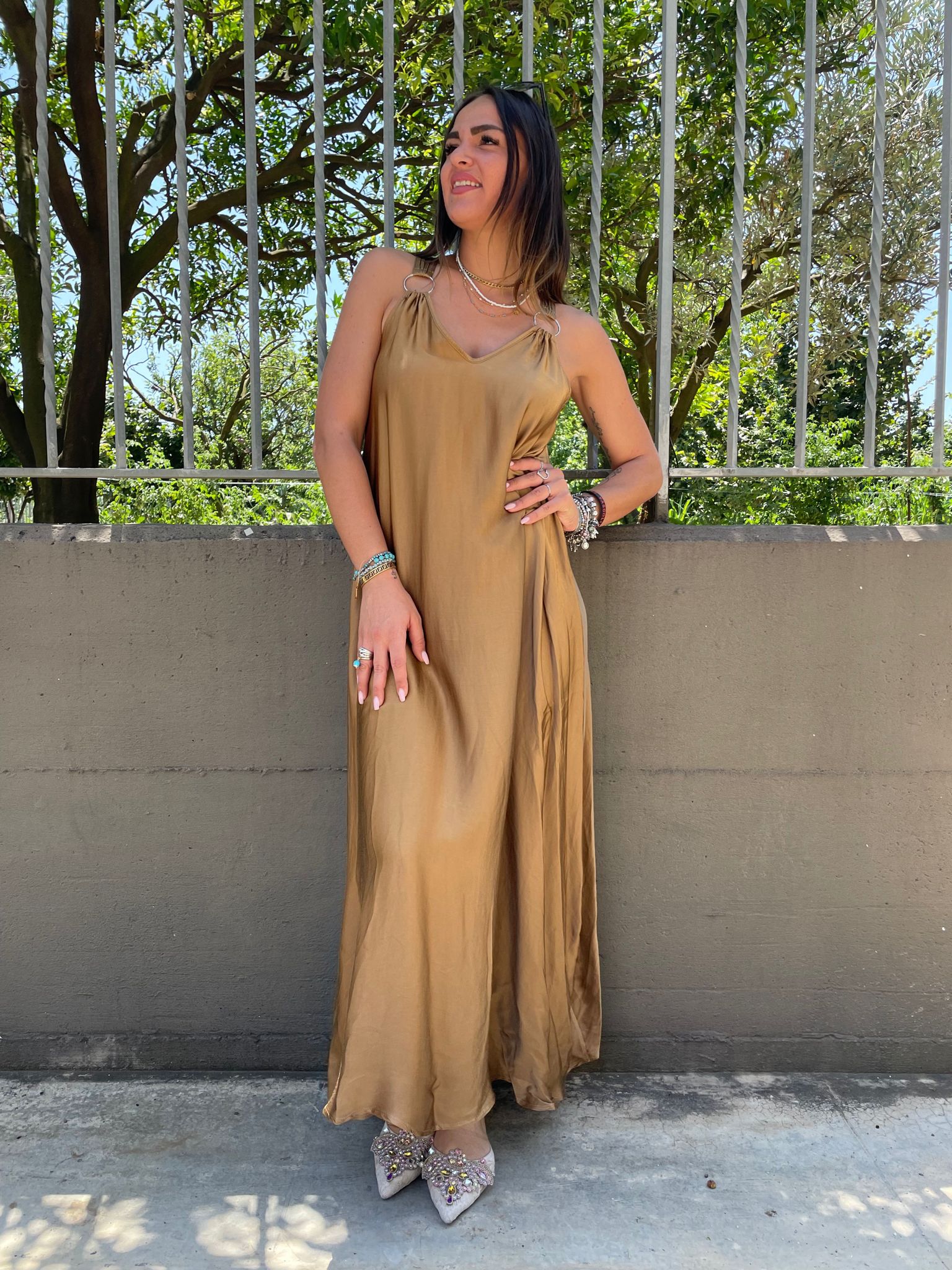 Vestito lungo effetto seta con anelli dietro