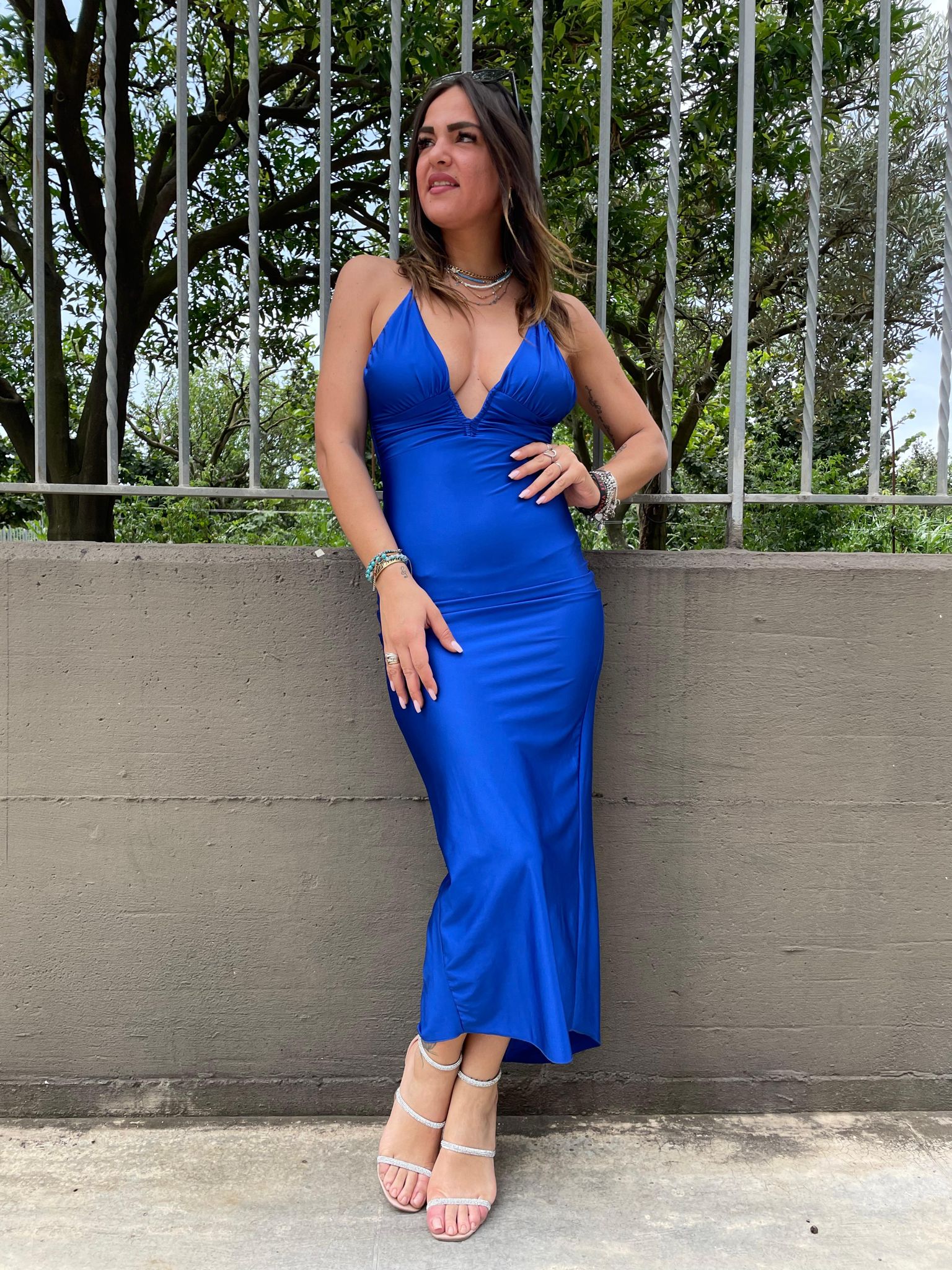 Vestito lungo tinta unita con lacci incrociati alla schiena