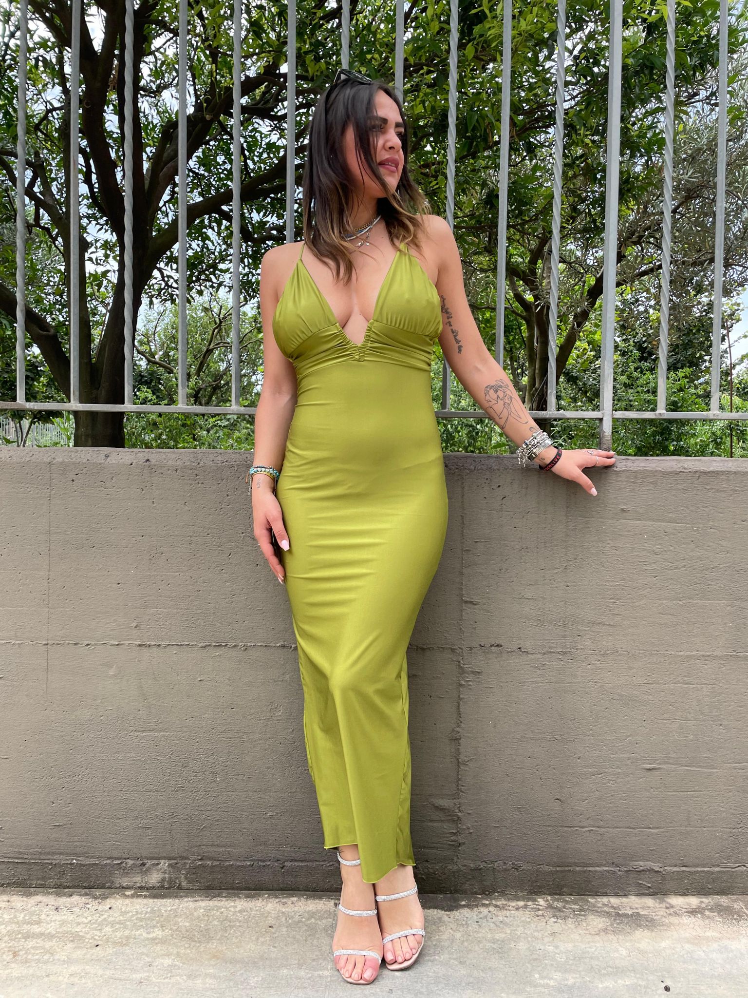 Vestito lungo tinta unita con lacci incrociati alla schiena