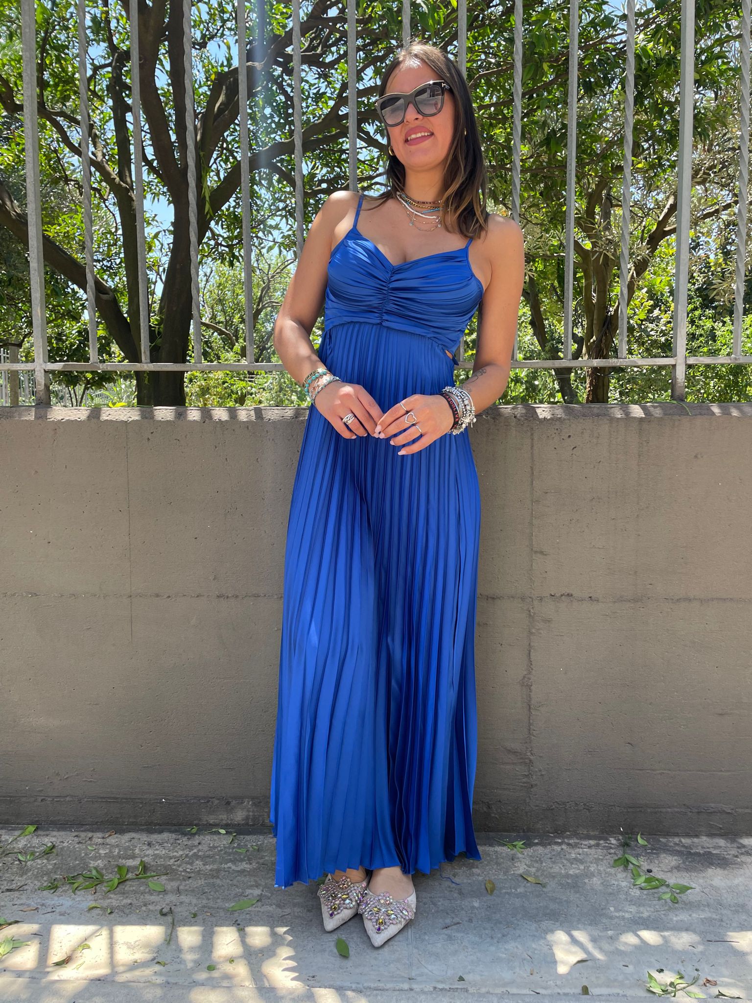 Vestito lungo in simil raso plissettato con fiocco dietro