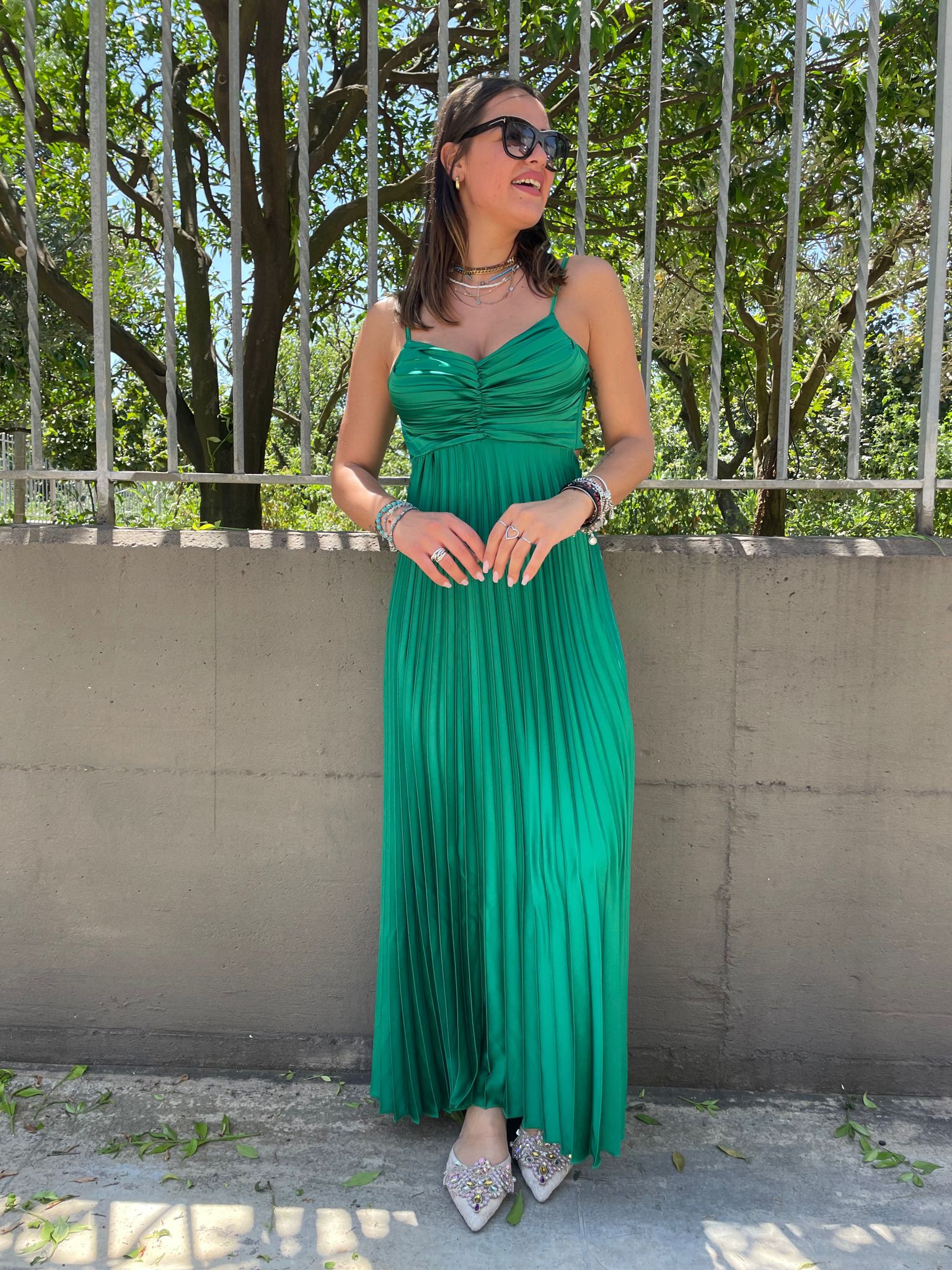 Vestito lungo in simil raso plissettato con fiocco dietro