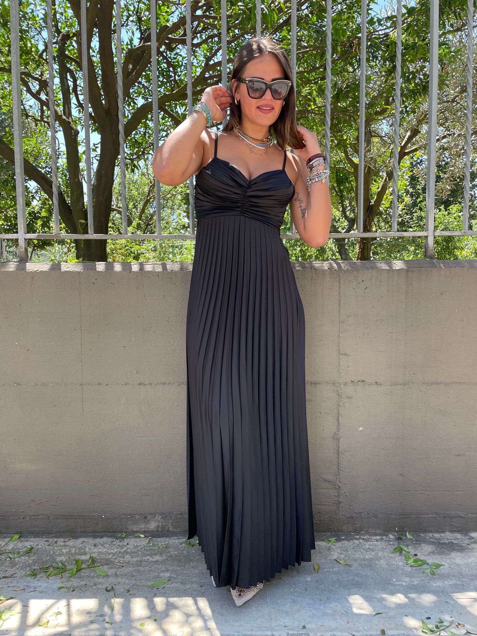 Vestito lungo in simil raso plissettato con fiocco dietro