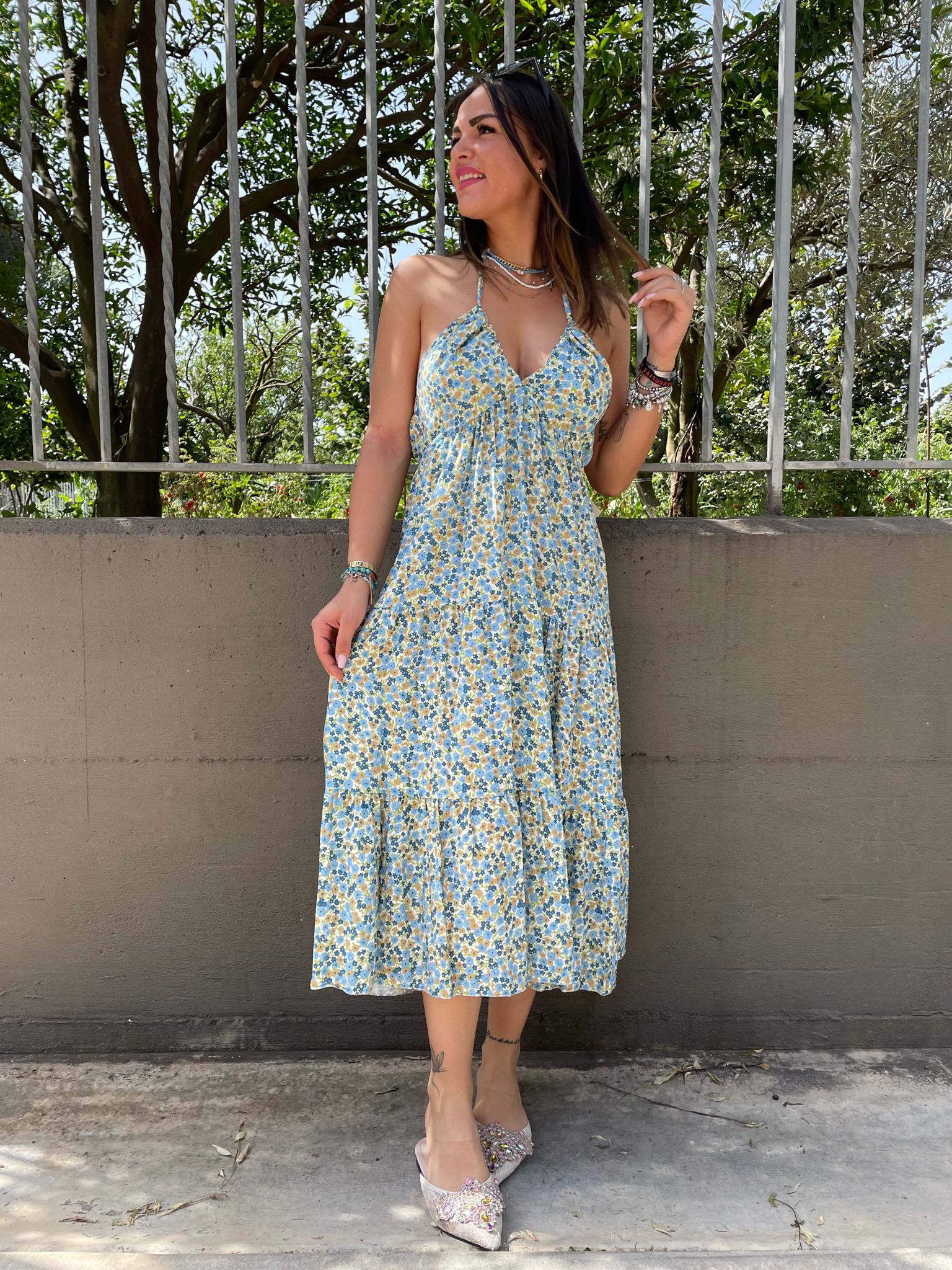 Vestito a fiori con balze e laccetti al collo