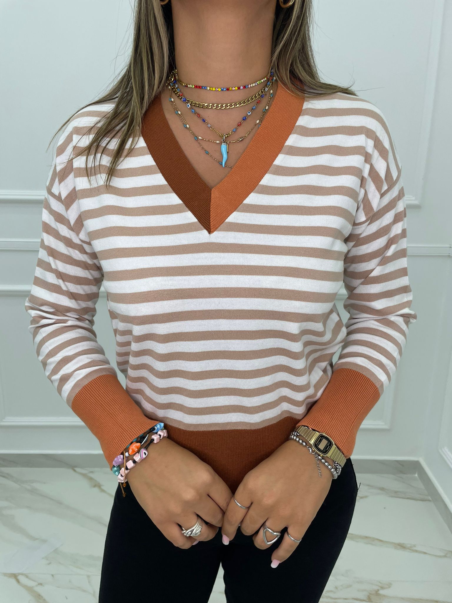Maglioncino a righe scollo a V