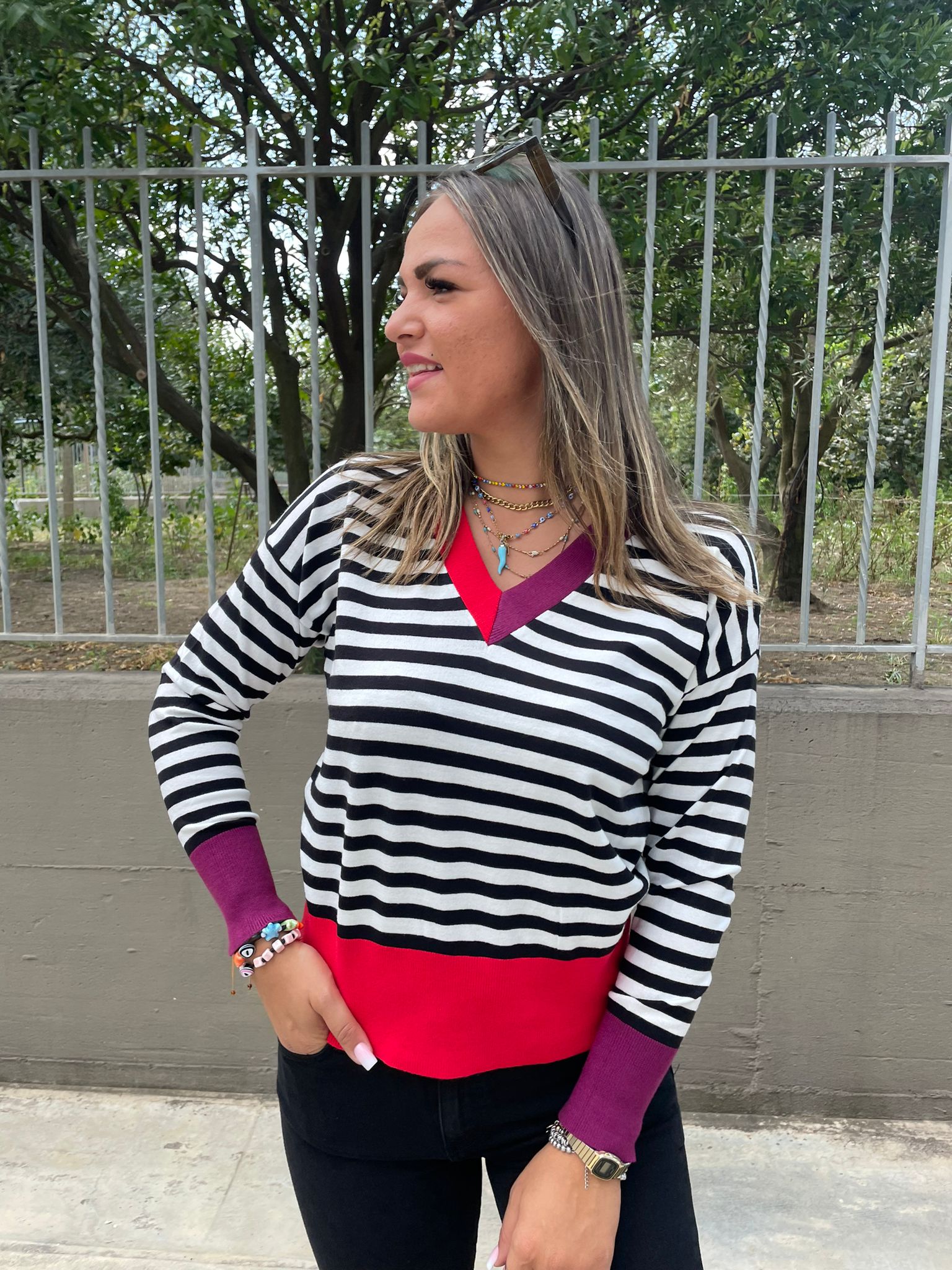 Maglioncino a righe scollo a V