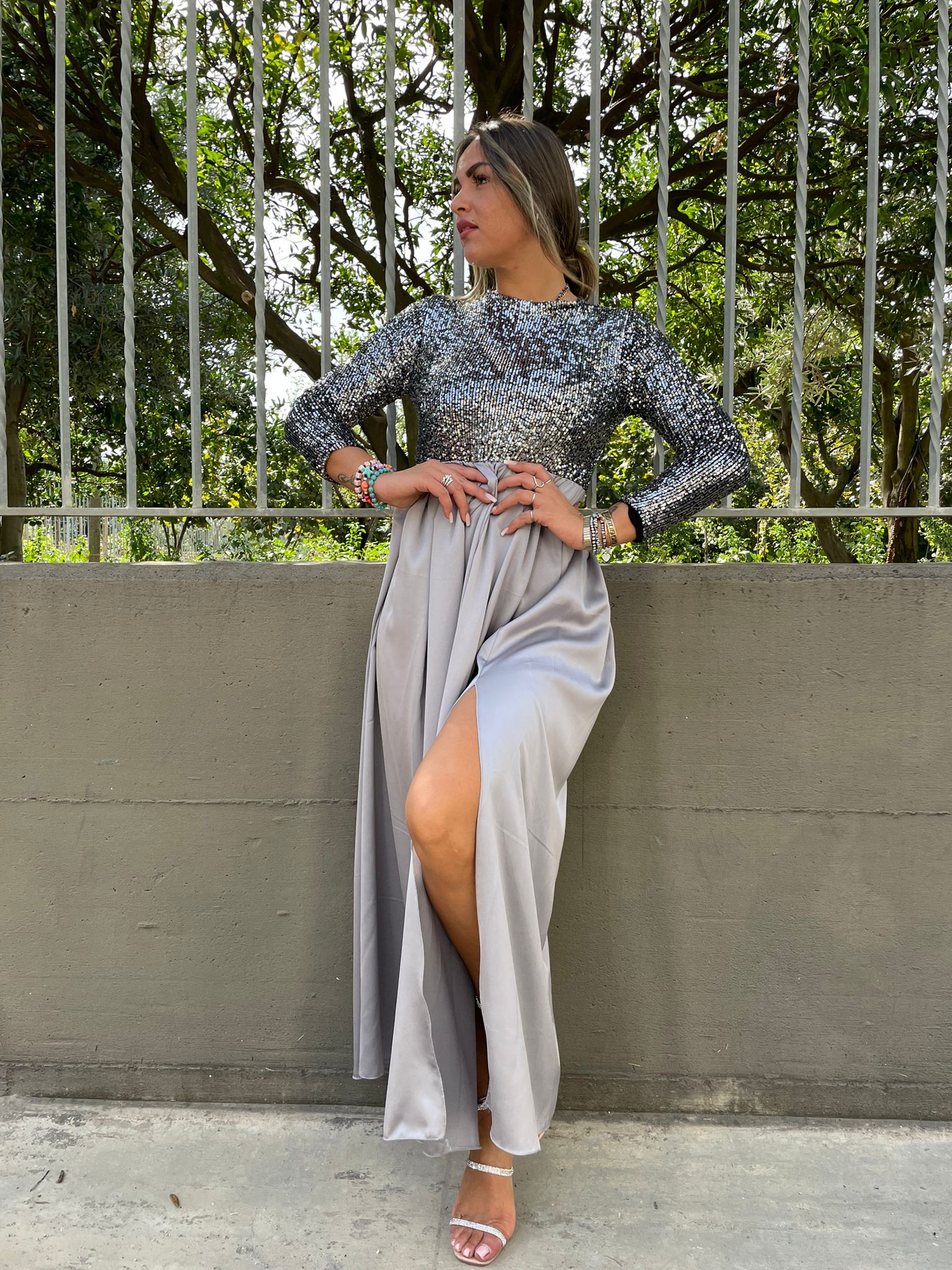 Vestito lungo con parte superiore in paillettes