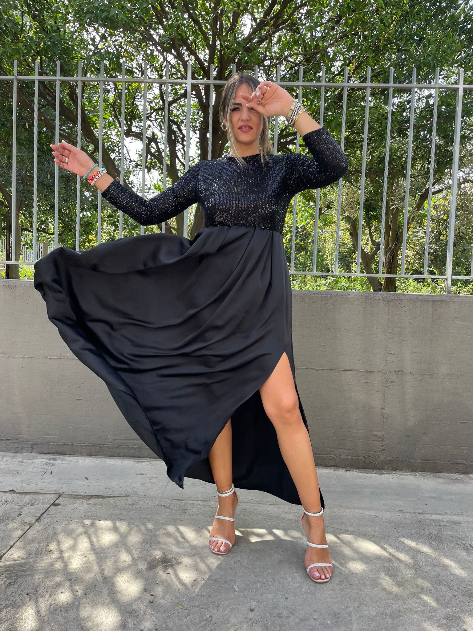 Vestito lungo con parte superiore in paillettes