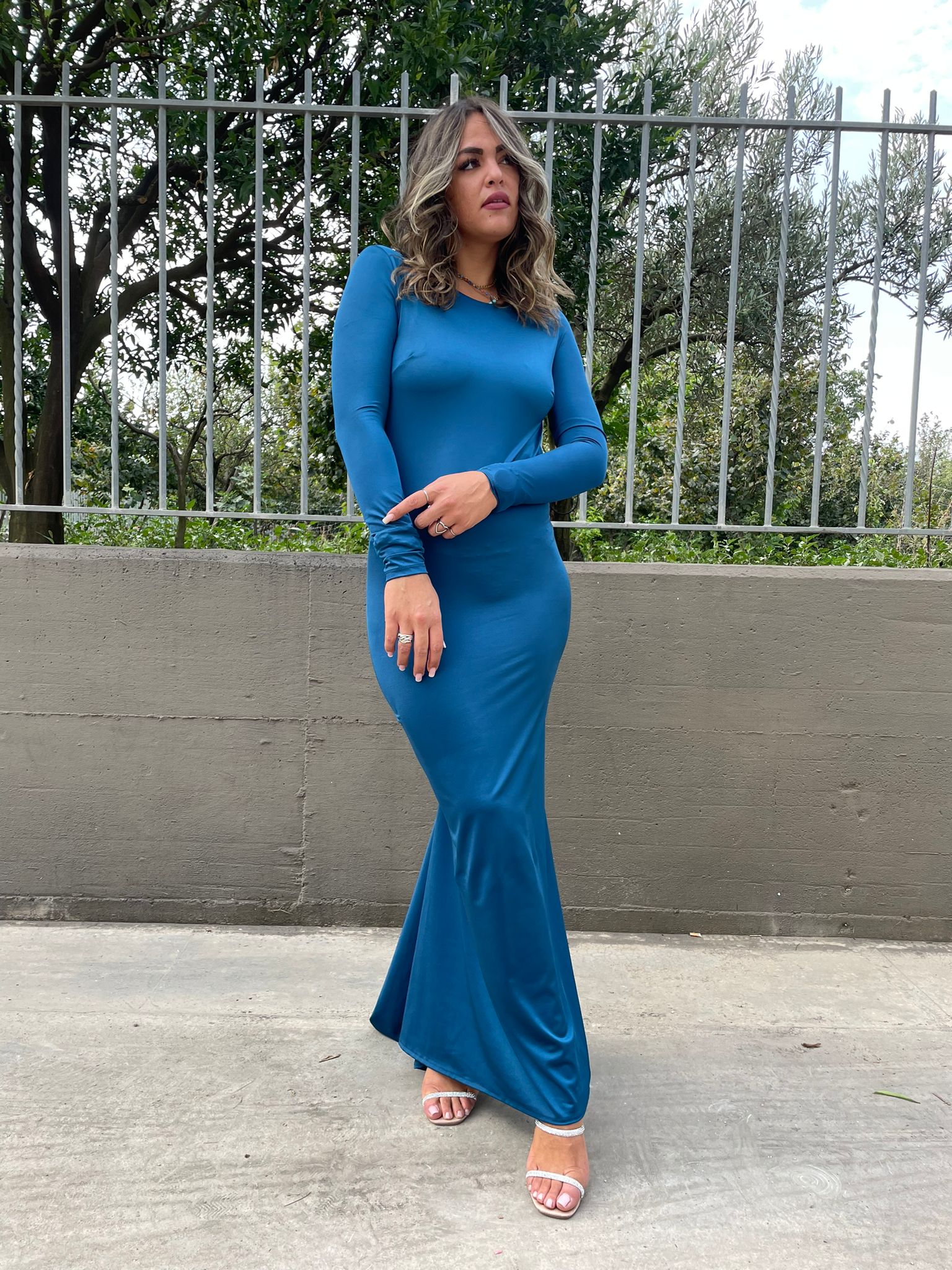 Vestito lungo con schiena scoperta e coda