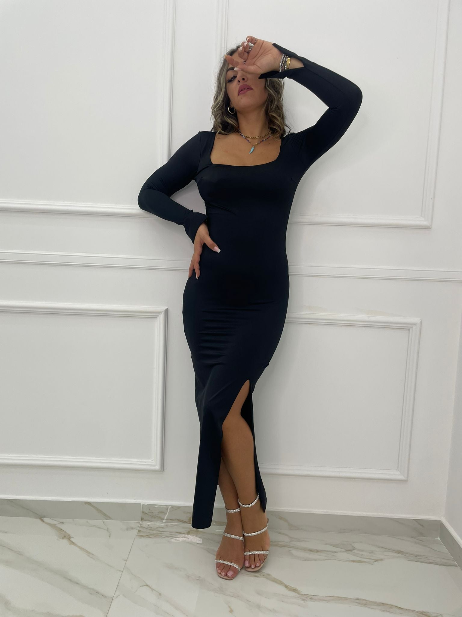 Vestito lungo con scollo quadrato e spacco