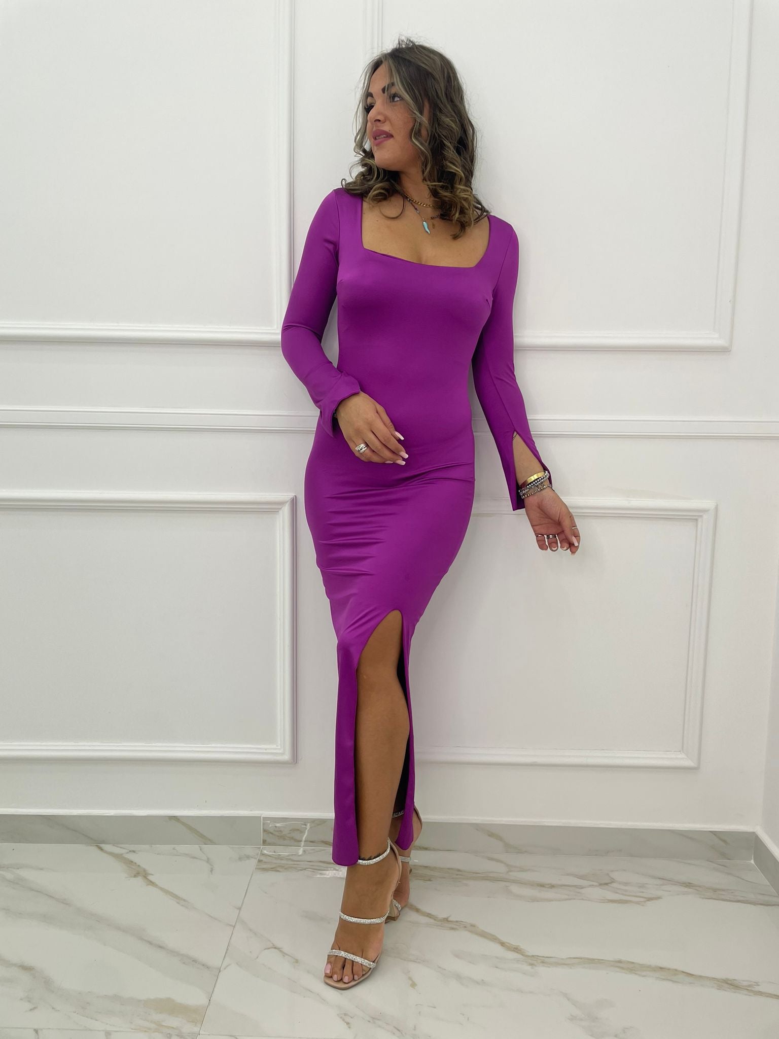 Vestito lungo con scollo quadrato e spacco