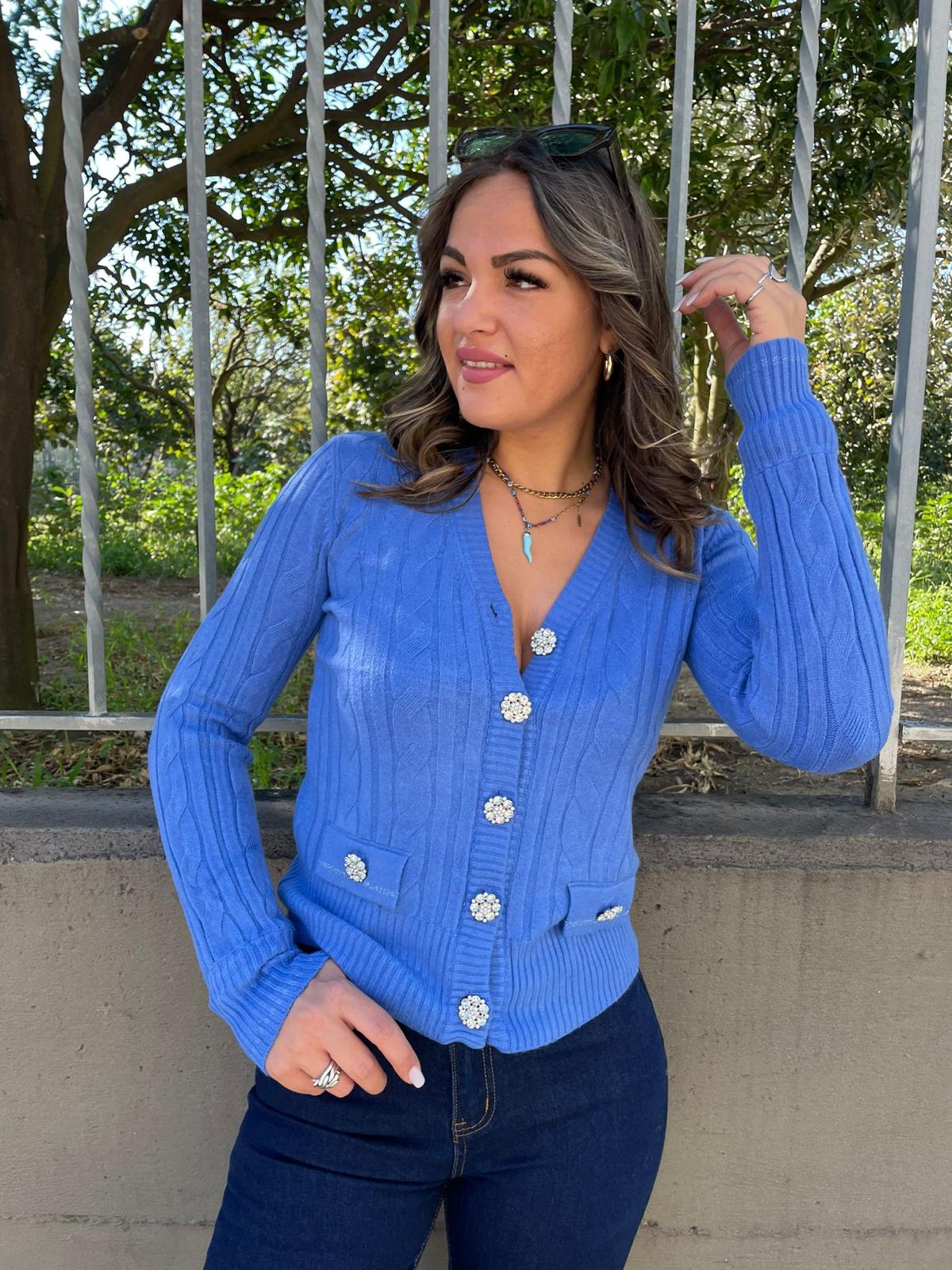 Cardigan tinta unita trama treccia con bottoni gioiello