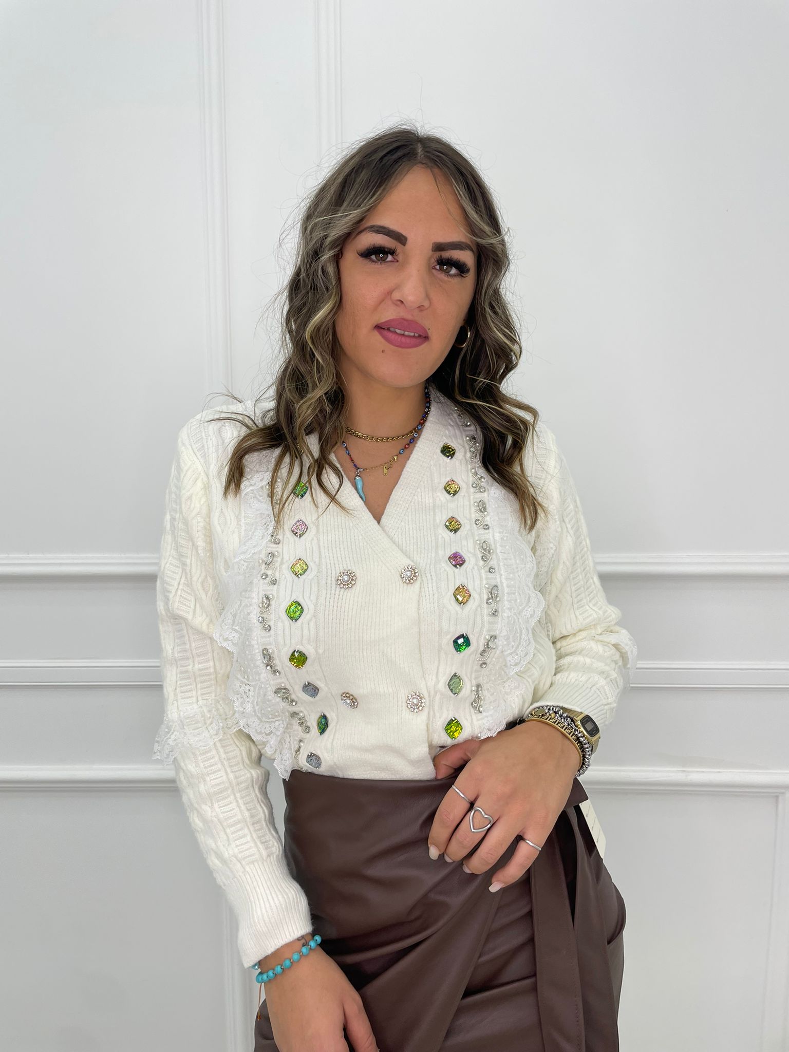 Cardigan con pietre colorate e merletto
