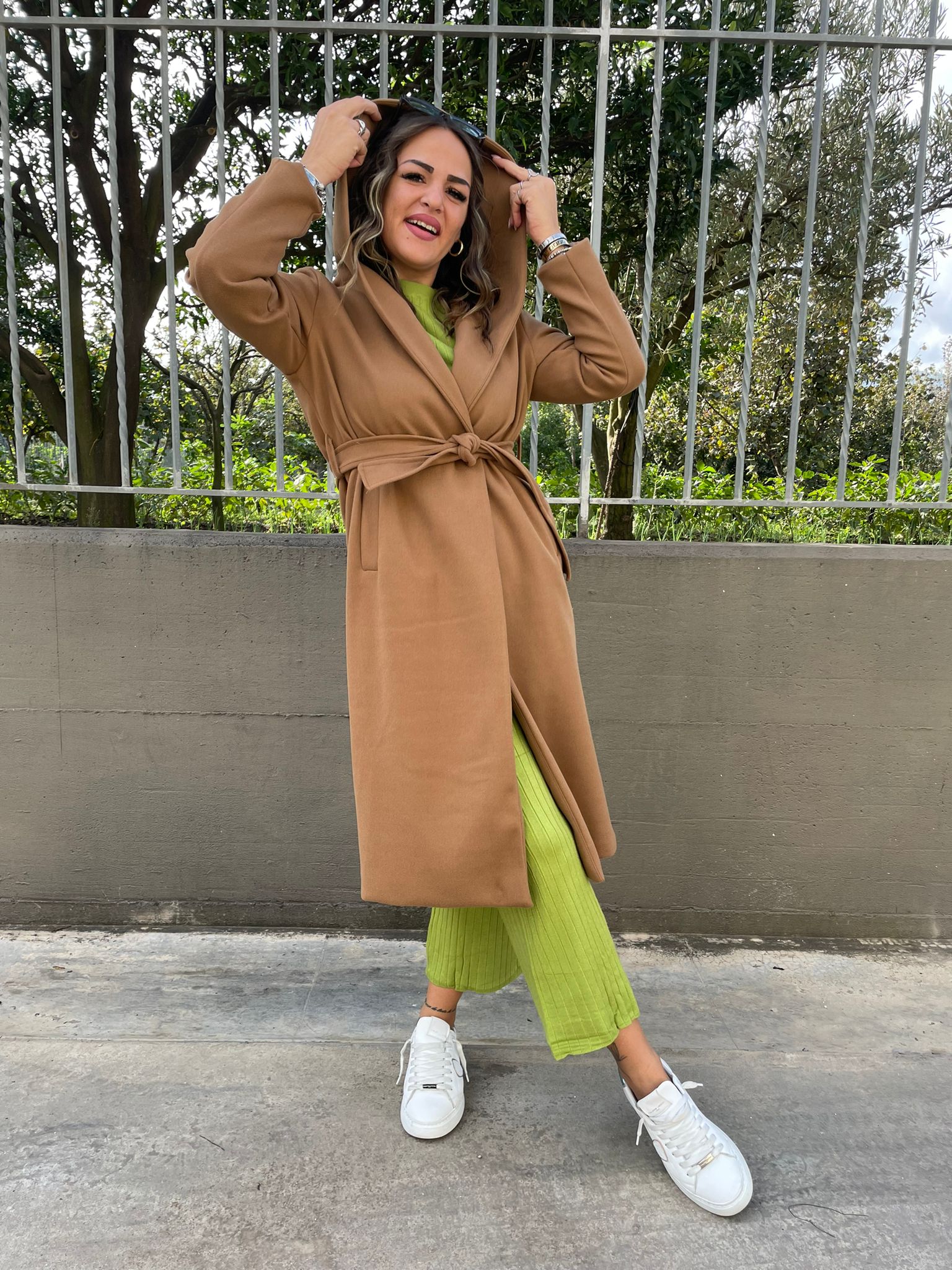 Cappotto tinta unita con cintura in vita e cappuccio