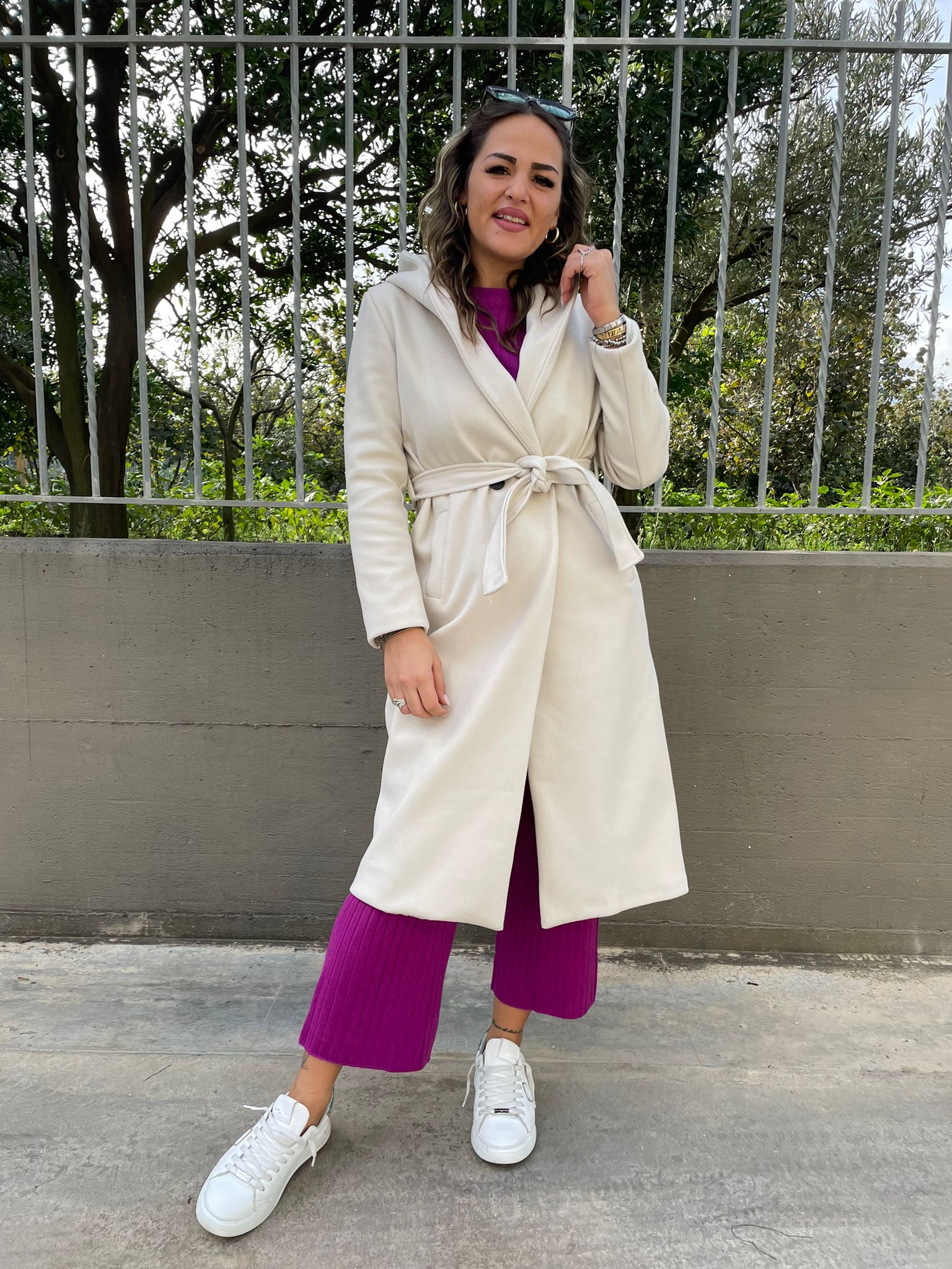 Cappotto tinta unita con cintura in vita e cappuccio