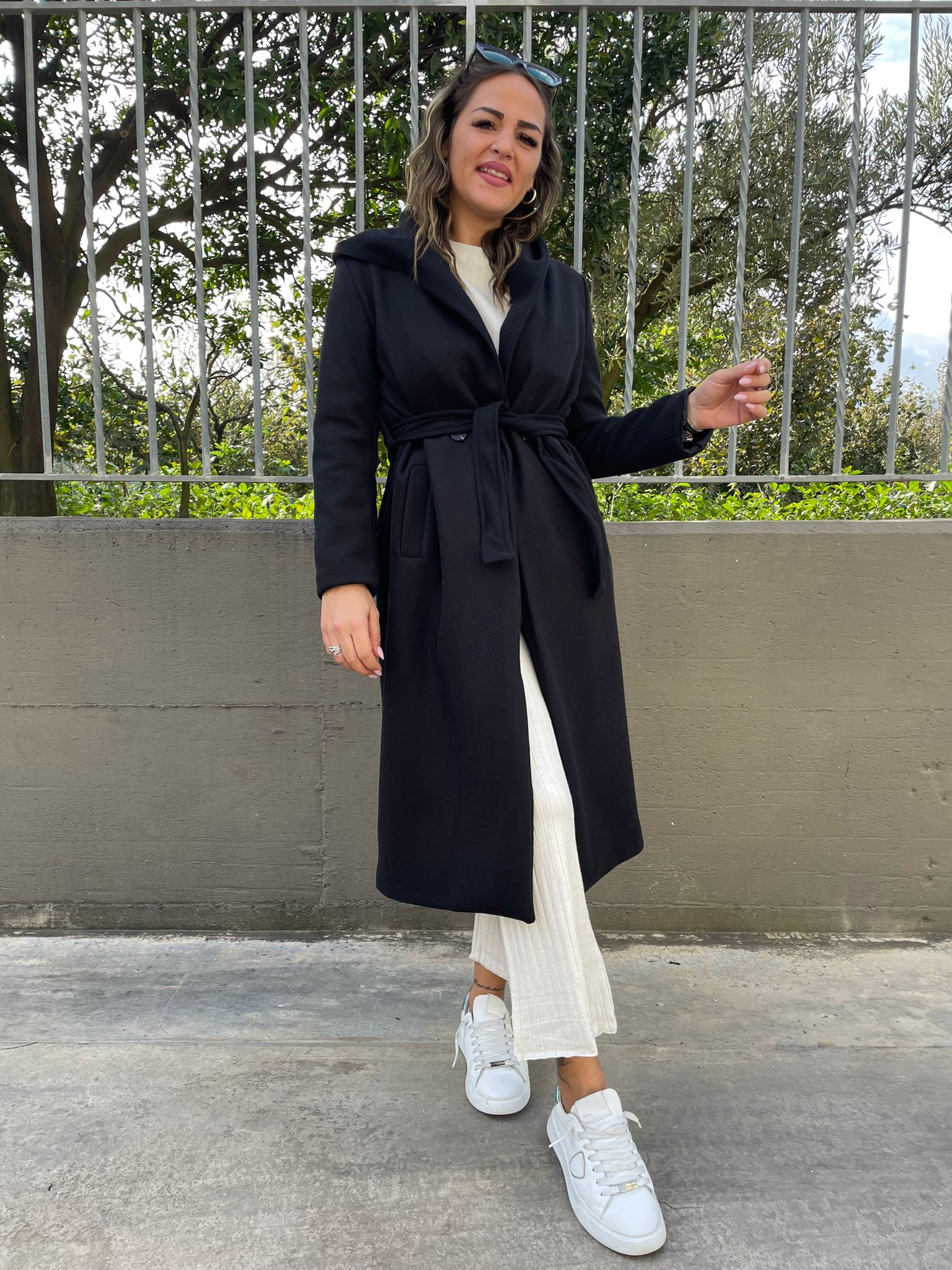 Cappotto tinta unita con cintura in vita e cappuccio