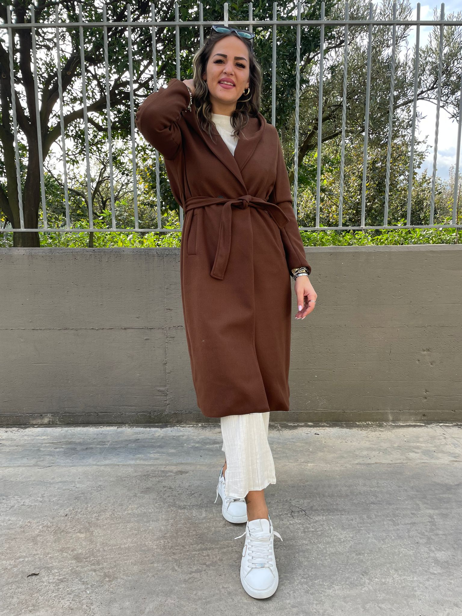 Cappotto tinta unita con cintura in vita e cappuccio