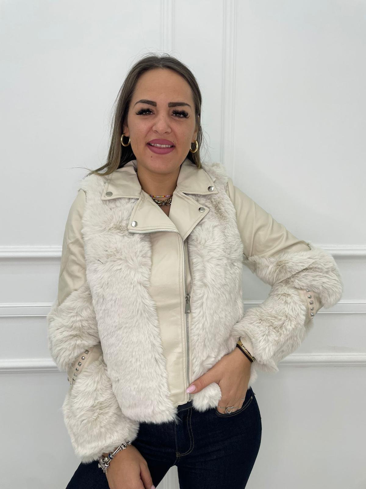 Giubbino eco pelle con pelliccia e borchie