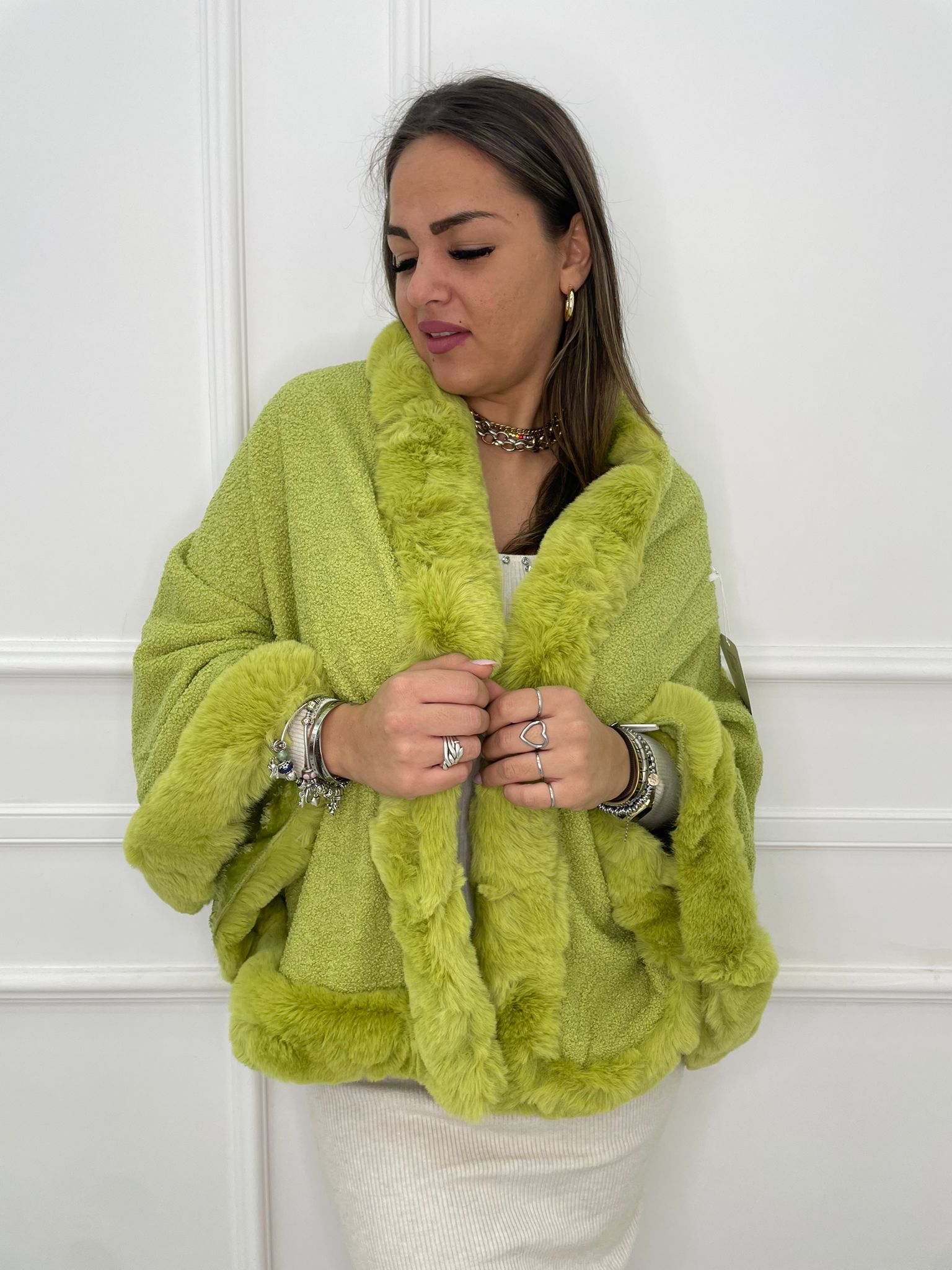 Mantella tinta unita con eco pelliccia