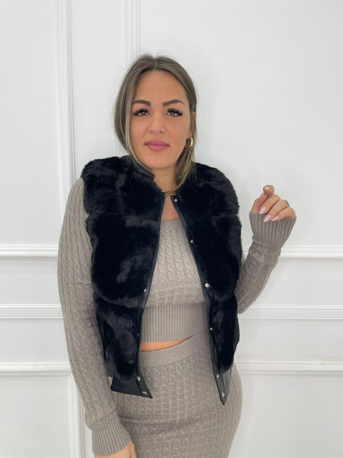 Smanicato in eco pelliccia modello corto