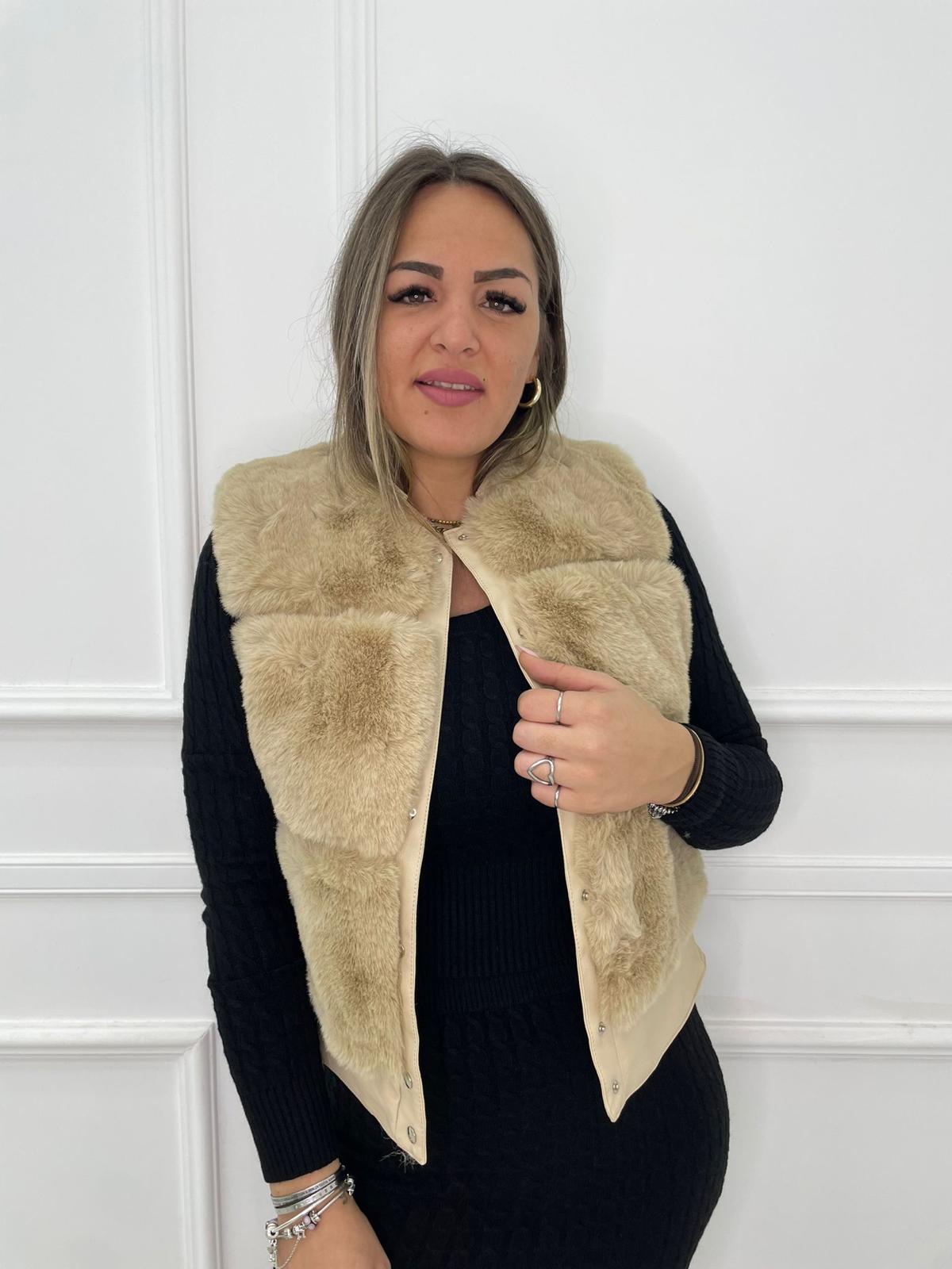 Smanicato in eco pelliccia modello corto