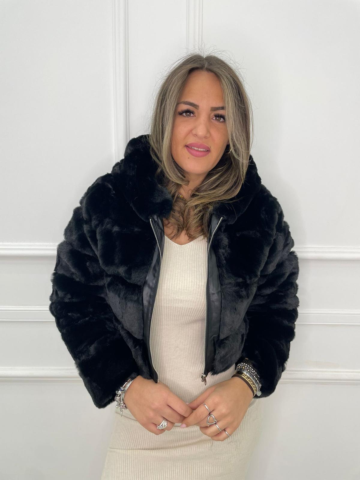 Pelliccia eco modello corto con cappuccio