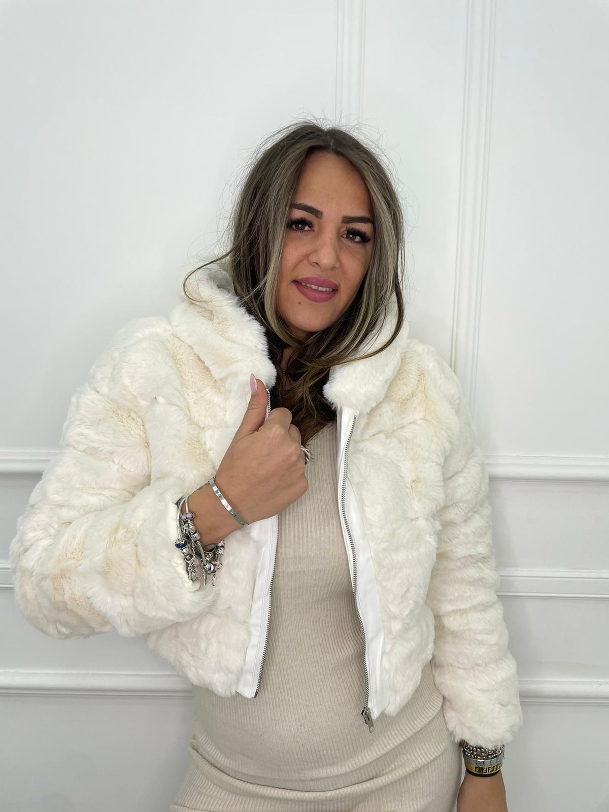 Pelliccia eco modello corto con cappuccio