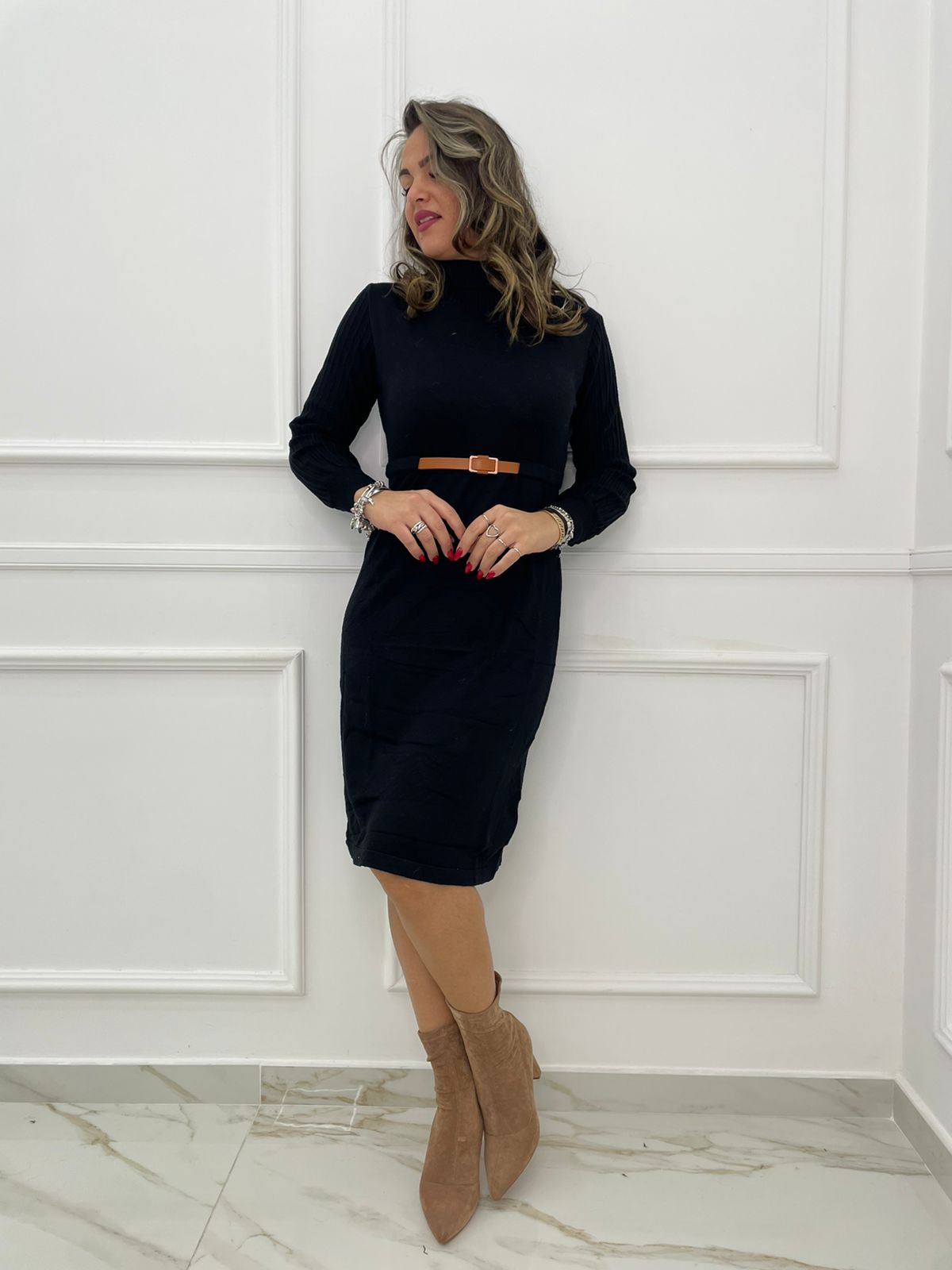 Vestito lungo con cintura e maniche a costine