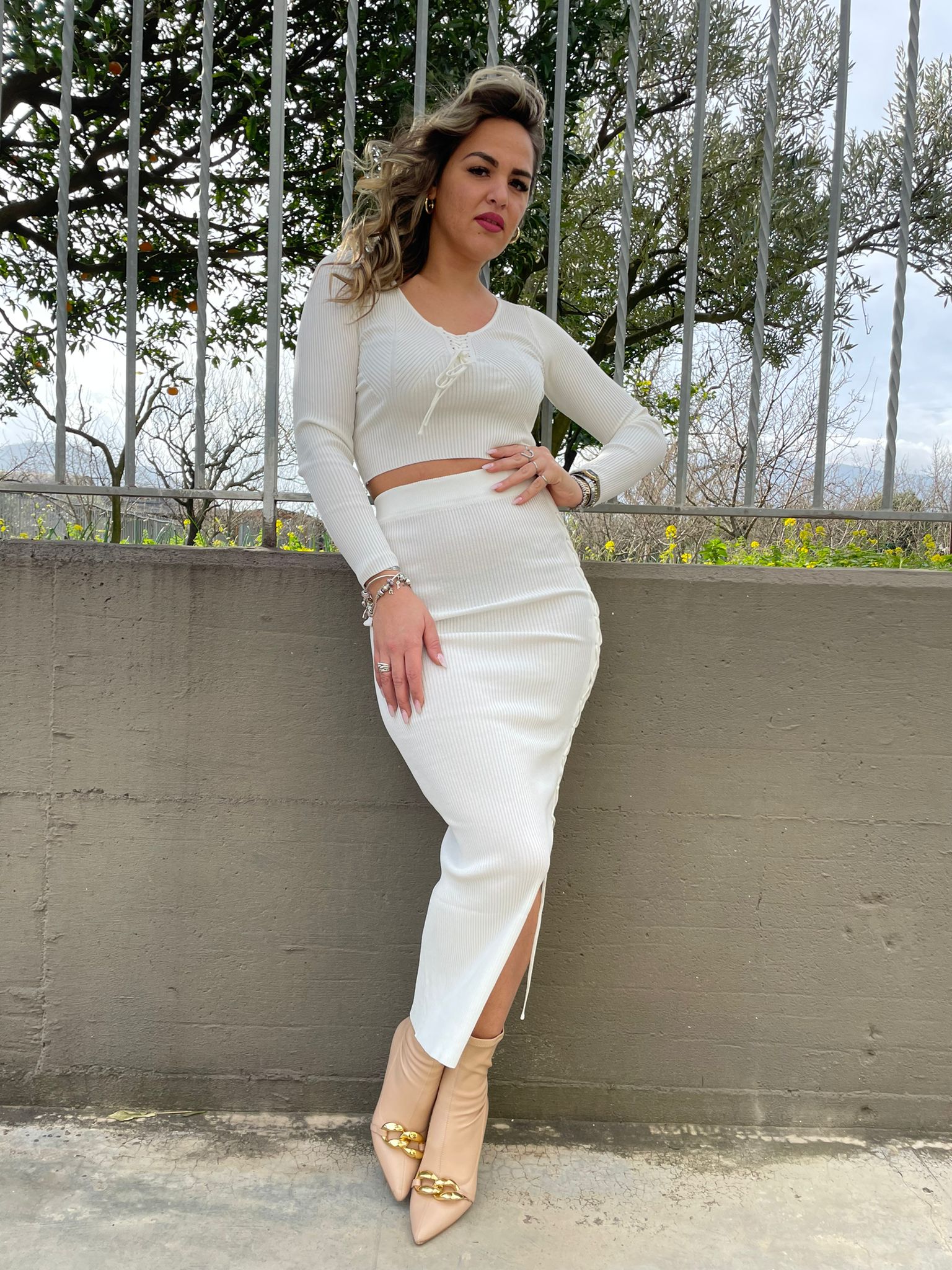 Coordinato in filo con gonna lunga e maglia con lacci