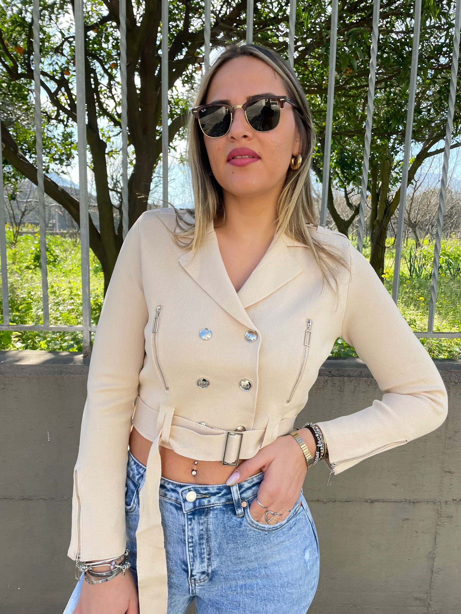 Giacca in filo doppio petto con cintura in vita