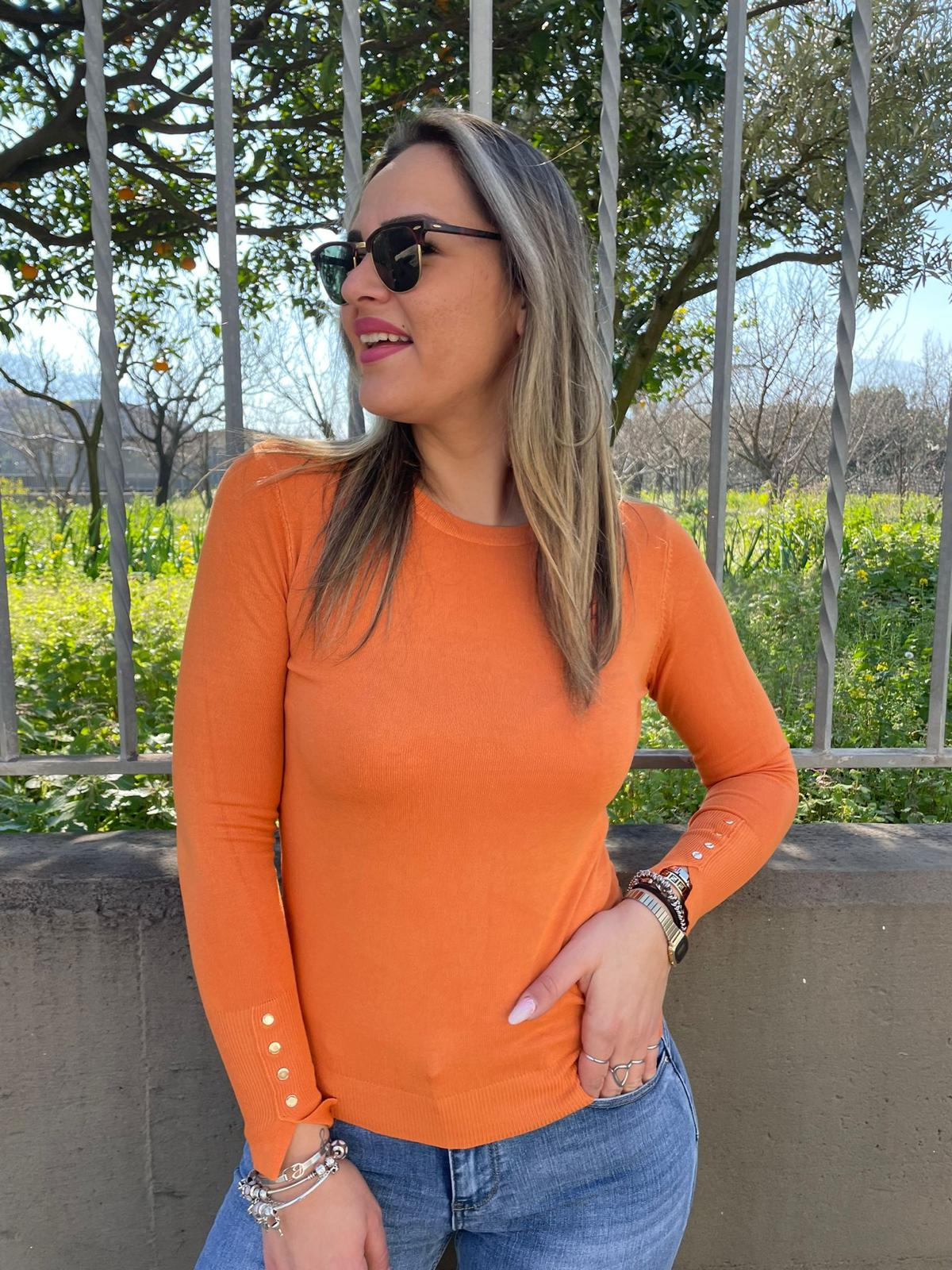 Maglioncino in filo basic con bottoni oro ai polisini