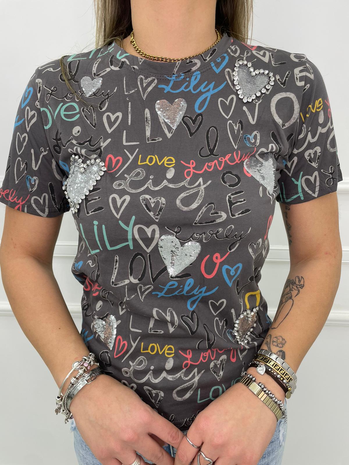 T-shirt fantasia colorata con cuori in paillettes